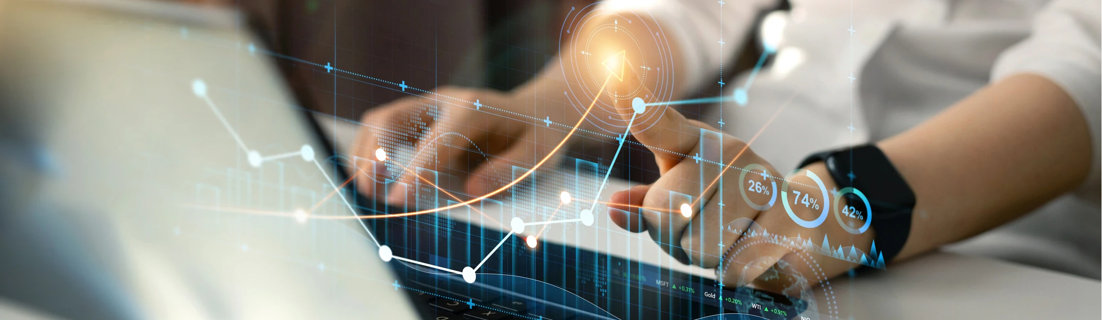 Visuel d'une personne devant son pc