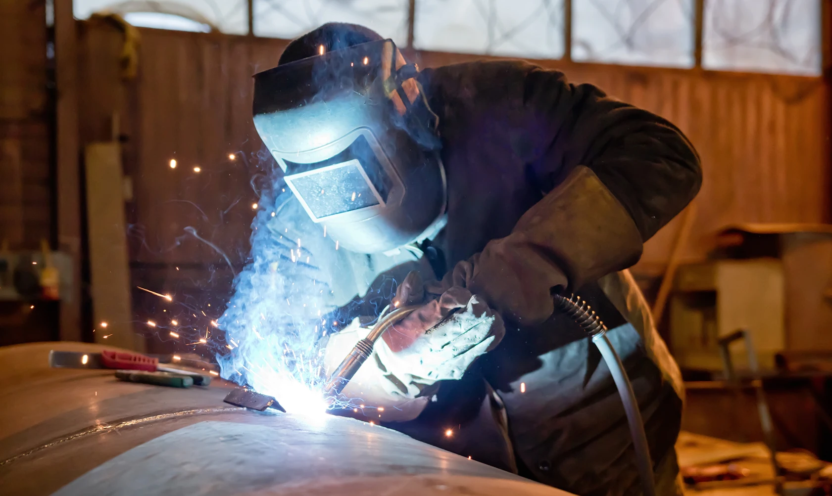 Une personne faisant de la soudure