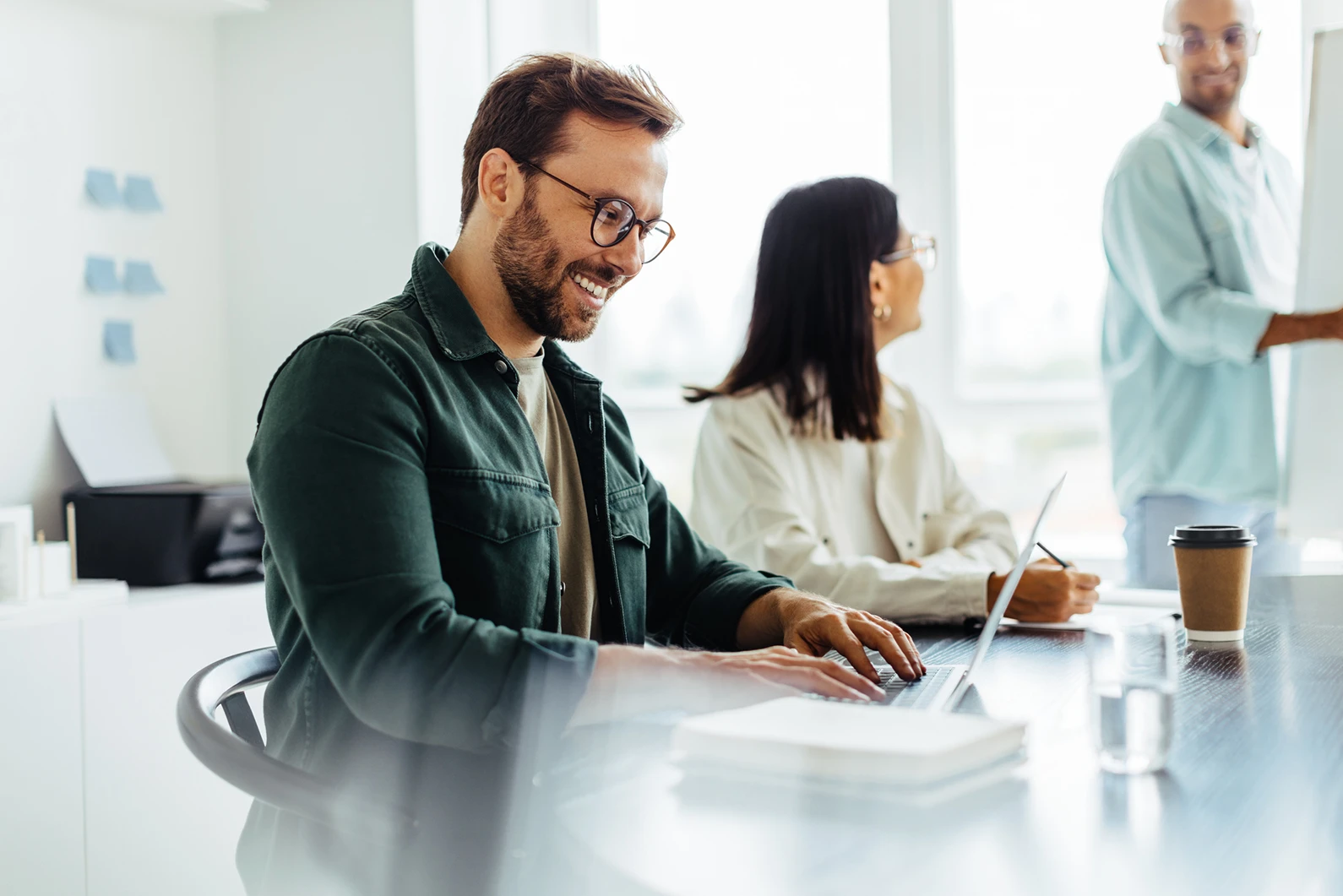 visuel de plusieurs personnes dans un bureau