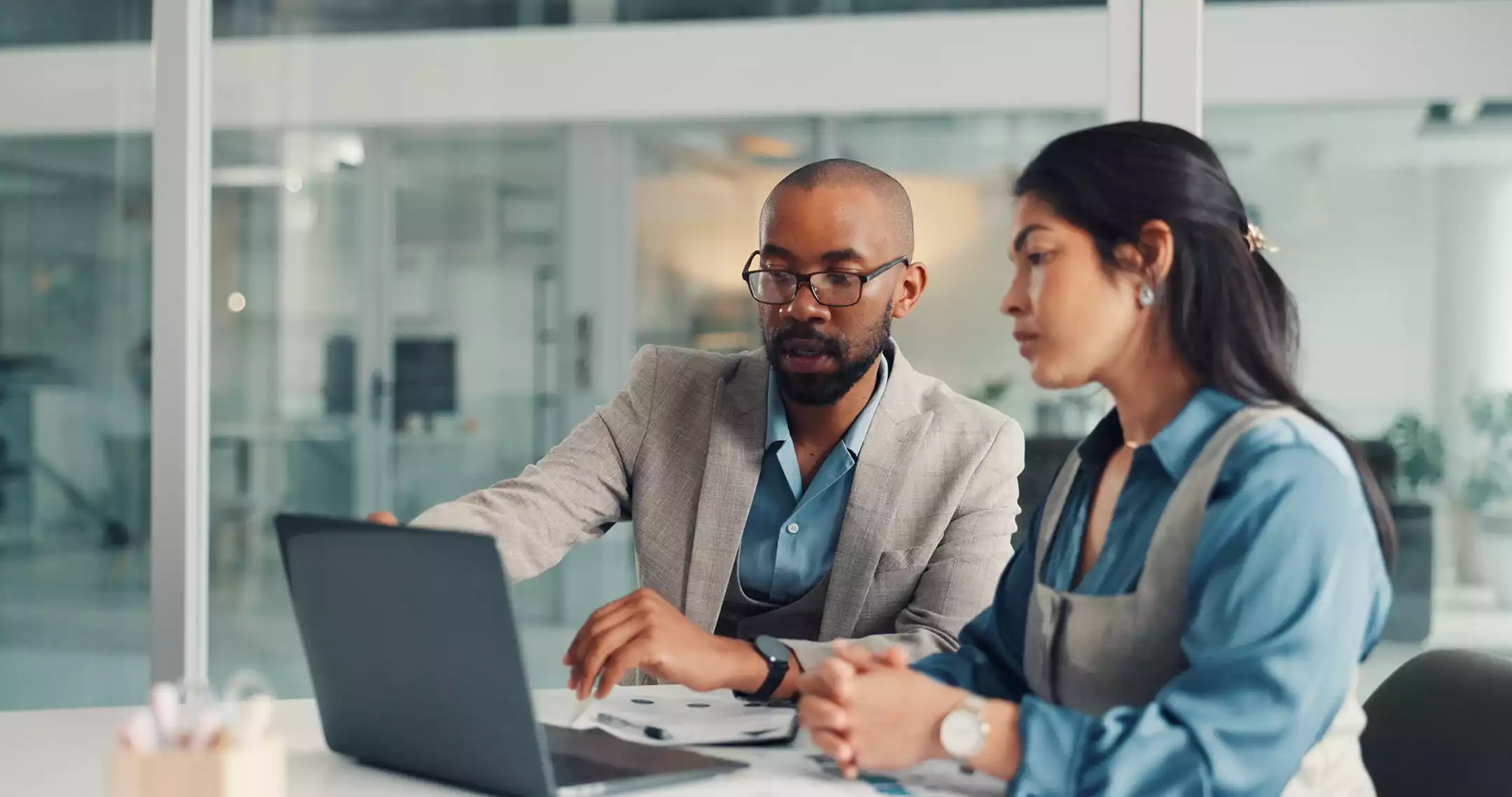 Visuel d'une personne aidant son client