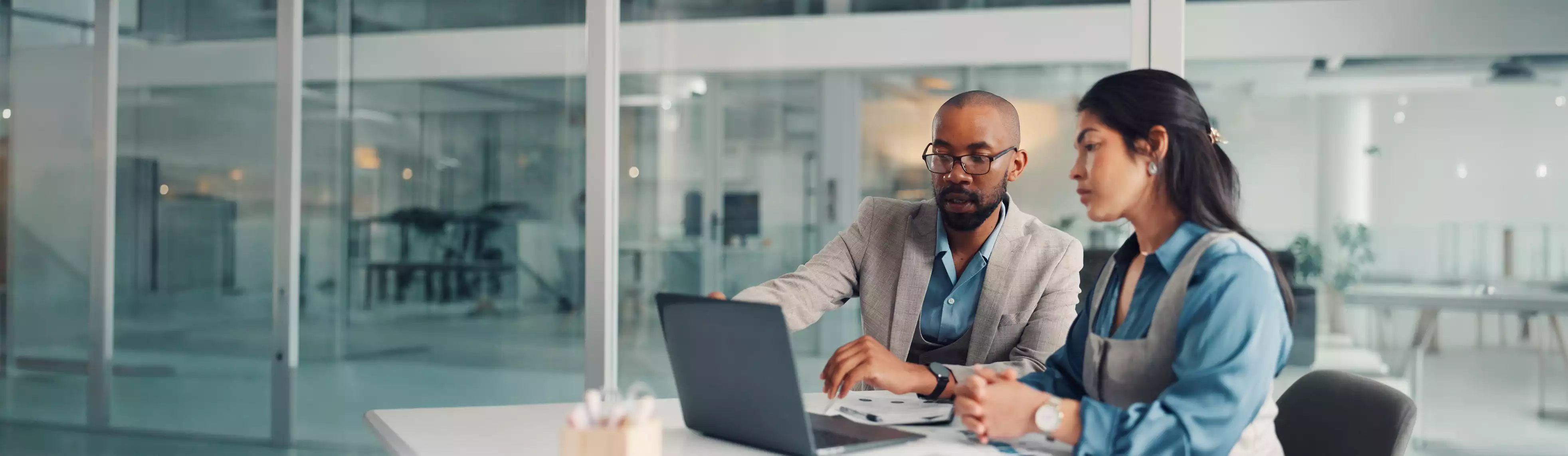 Visuel d'une personne aidant son client