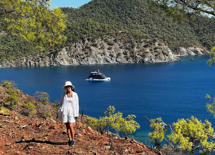 Woman wearing white clothes with views of the sea