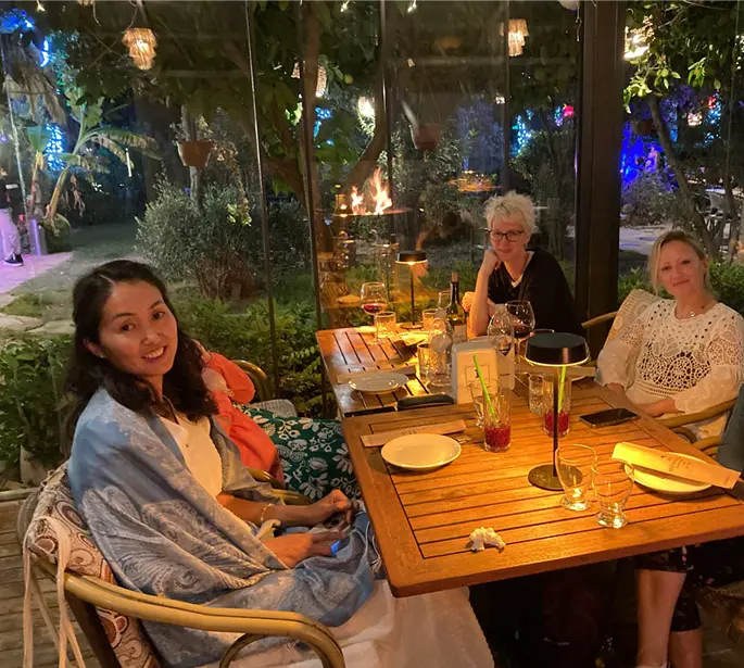 3 female friends enjoying dinne