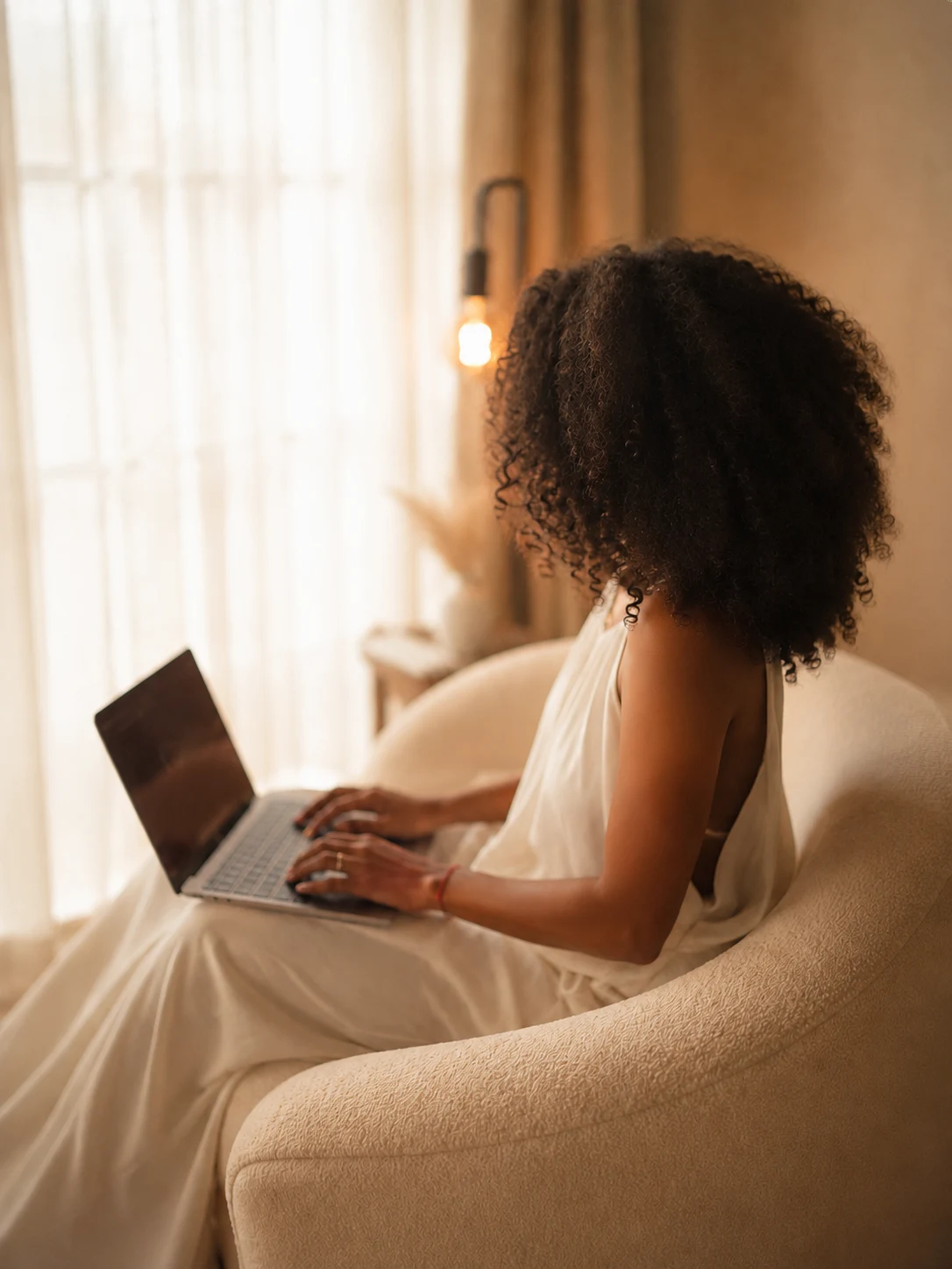 Fondatrice d’Oraa Création concevant un site web sur son ordinateur