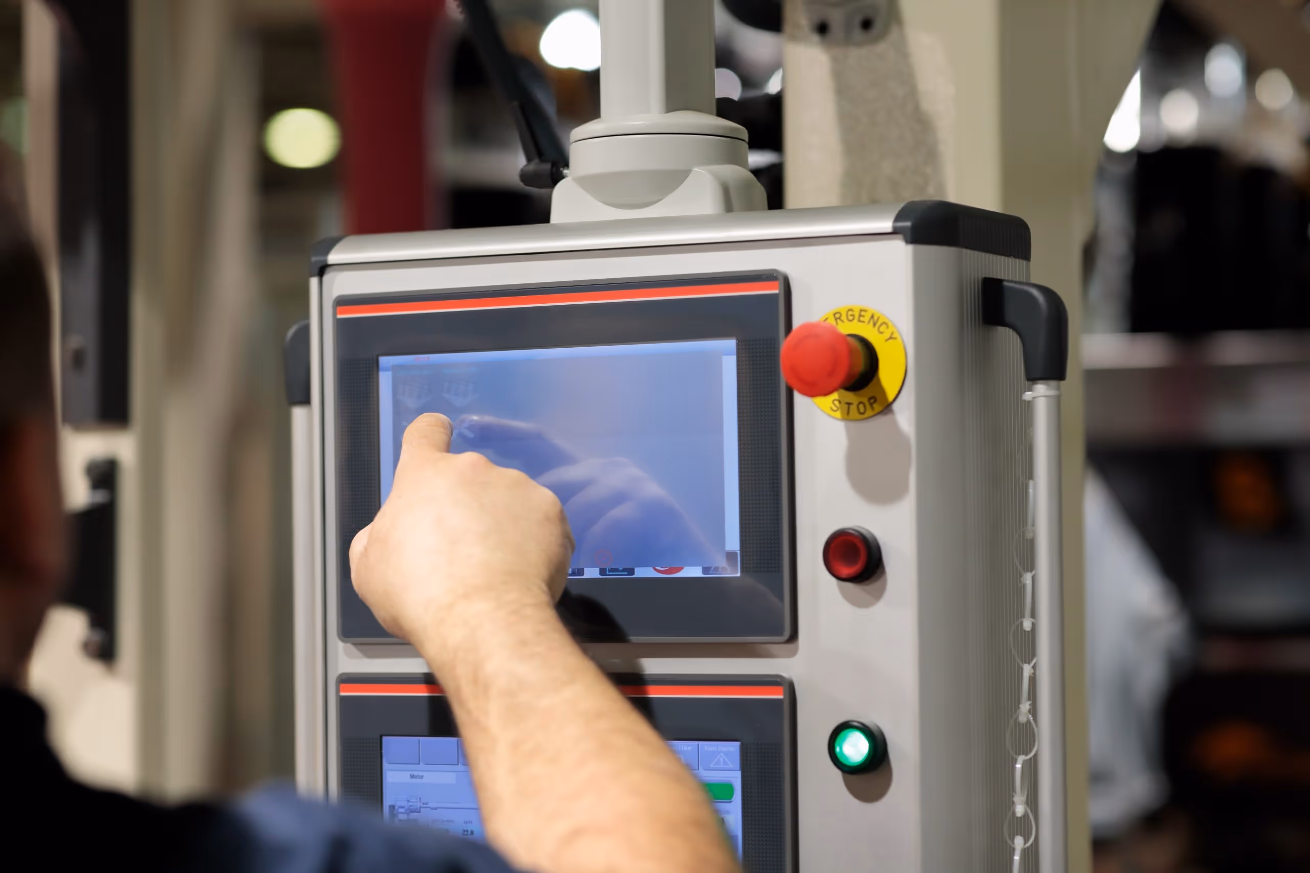 Nettverkspanel, svitsj og kabel i datasenter.