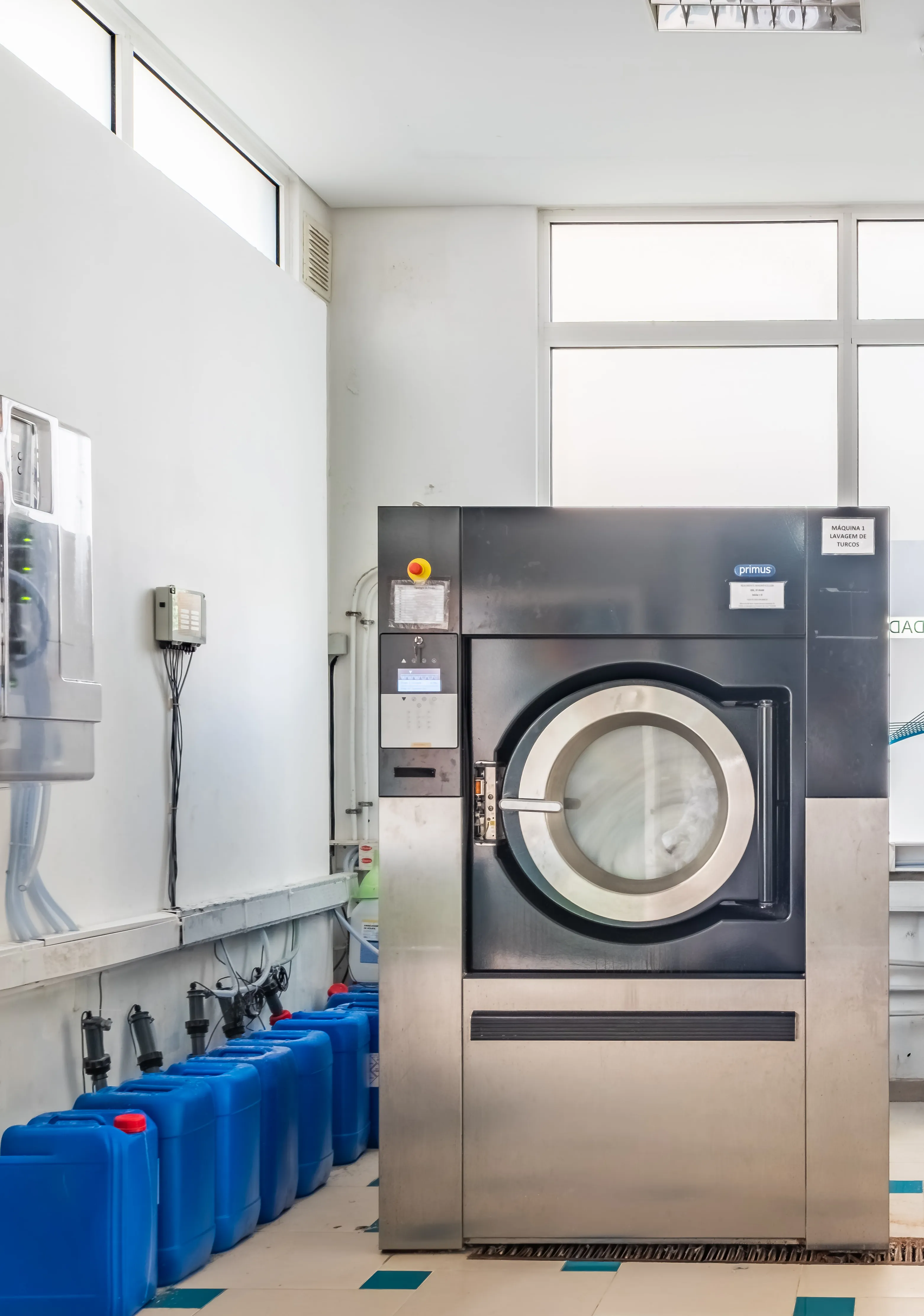 Máquina industrial de lavandaria utilizada nos processos de lavagem e tratamento têxtil da Mãos à Roupa.