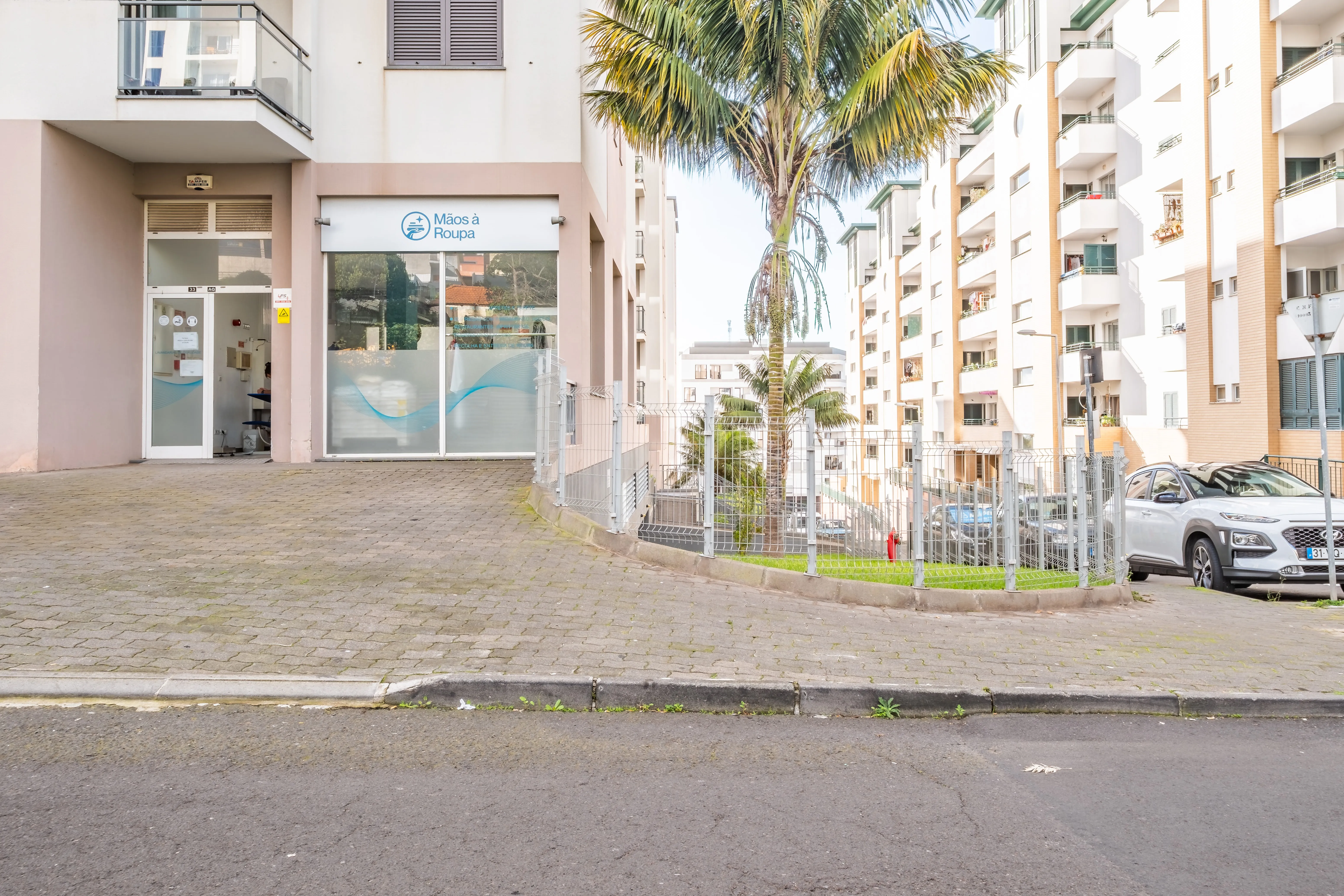 Fachada da lavandaria profissional Mãos à Roupa no Funchal.