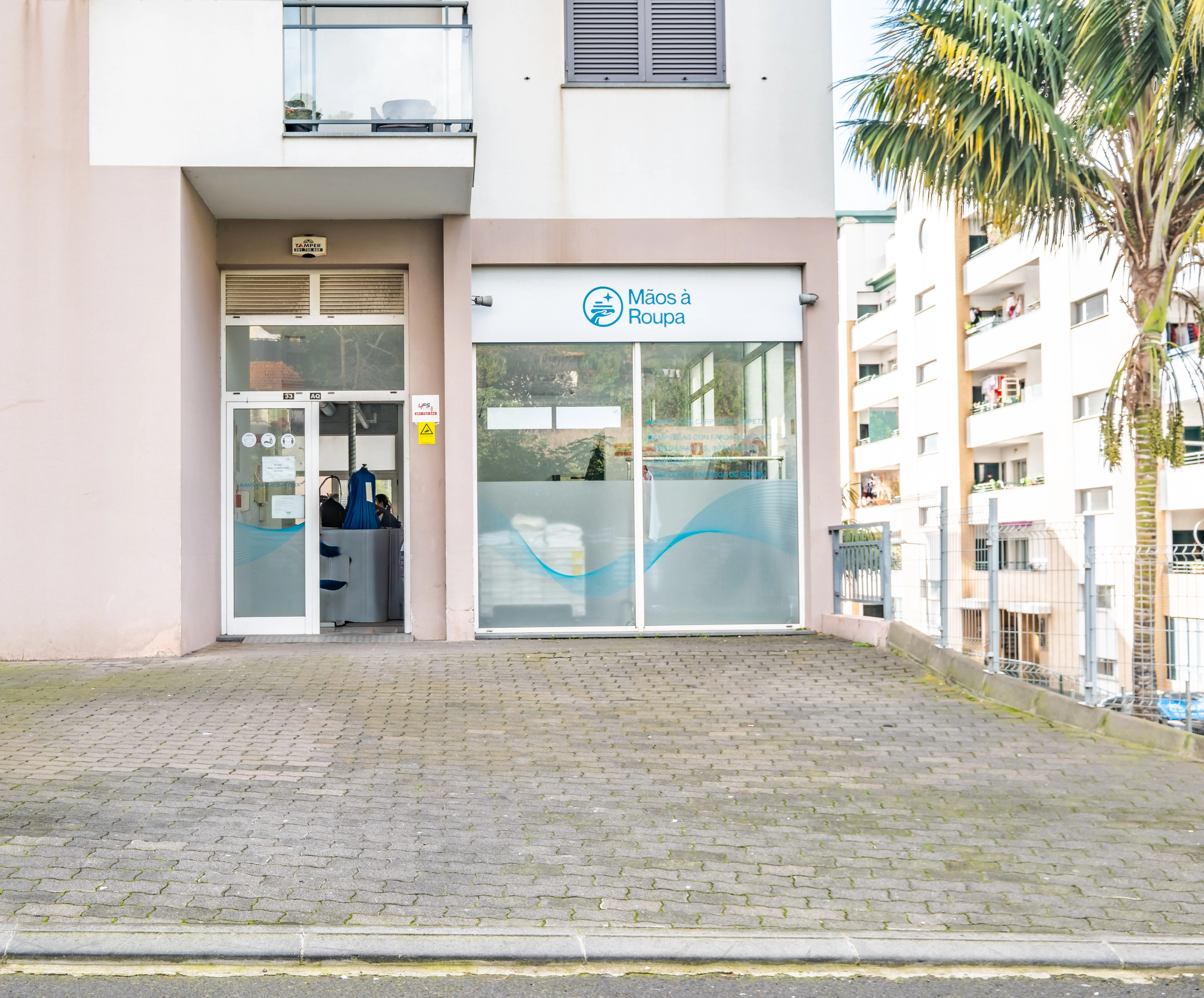 Fachada da lavandaria profissional Mãos à Roupa no Funchal.