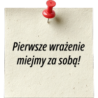 Kartka z papieru przypięta czerwoną pinezką z napisem „Pierwsze wrażenie miejmy za sobą!”
