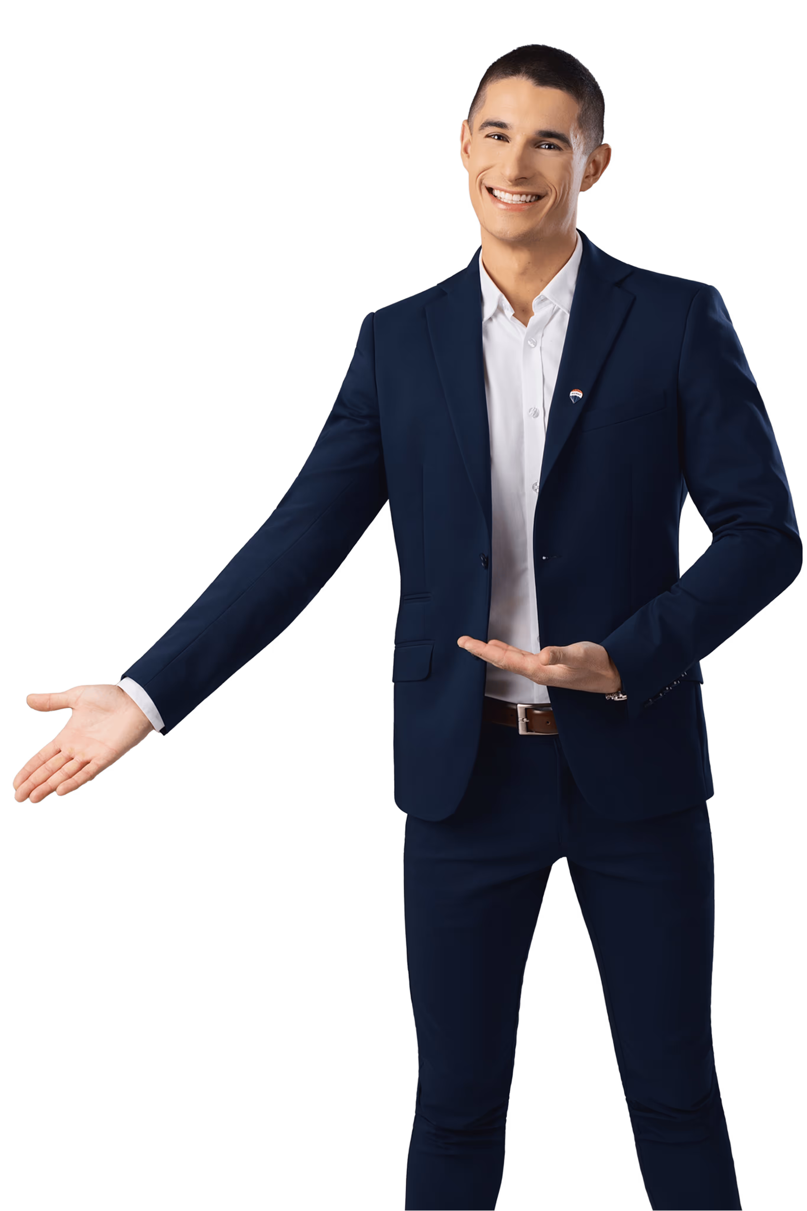 Maciej Tomalak w granatowym garniturze z białą koszulą, uśmiechający się i pokazujący dłońmi coś przed sobą.