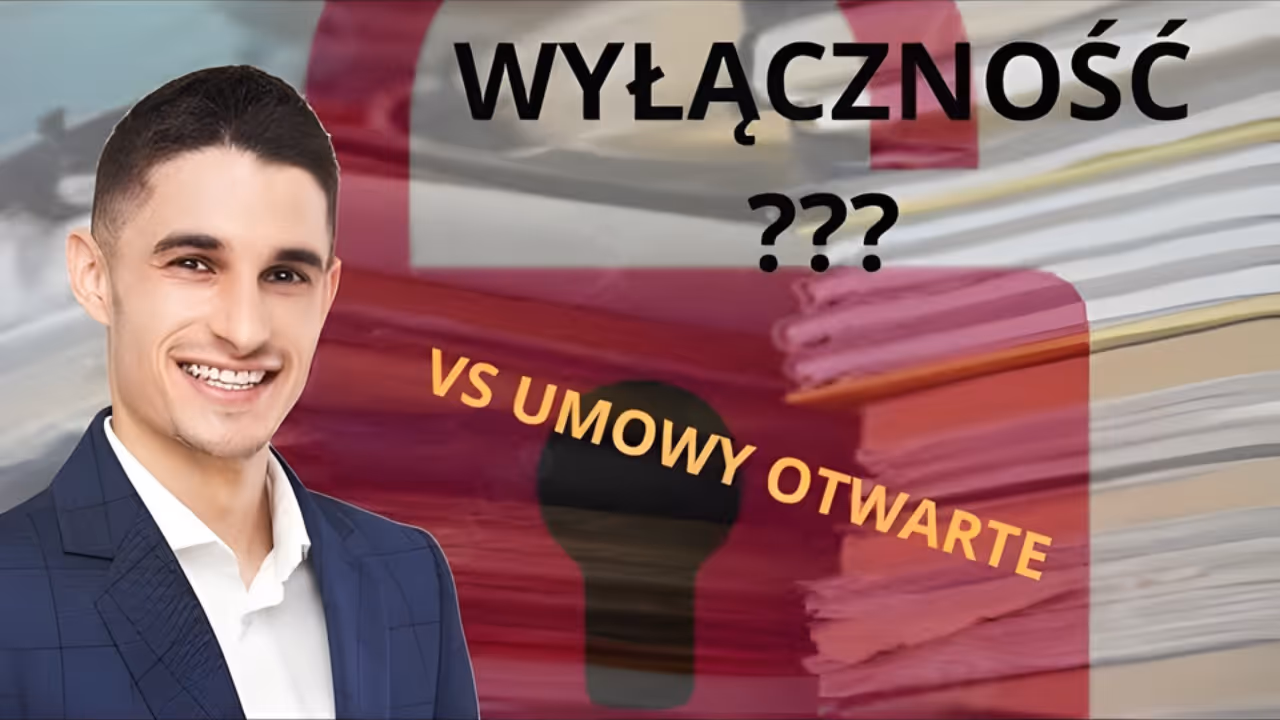 Młody mężczyzna w garniturze uśmiechający się na tle grafiki z zamkiem i stosami dokumentów oraz napisem „Wyłączność ??? vs Umowy otwarte”.