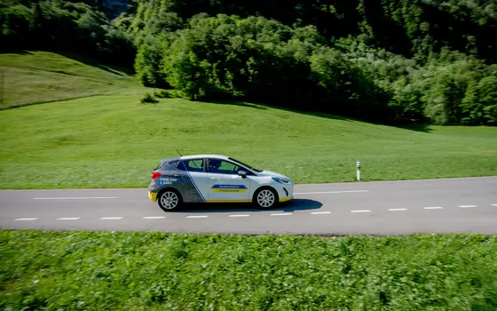 <subject>[background image] image of urban street with vehicles (for a mobility and transportation)</subject>