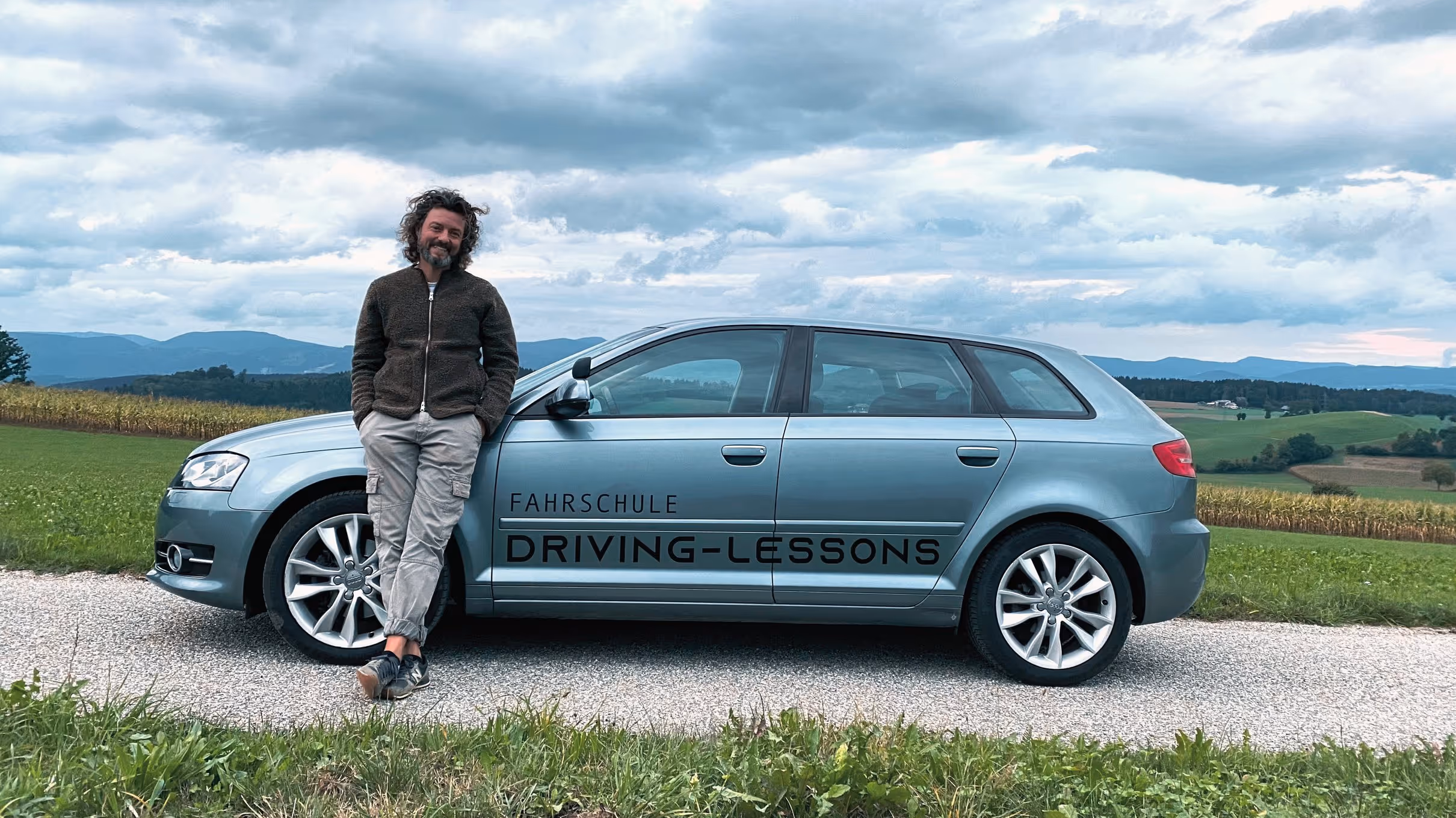 <subject>[background image] image of urban street with vehicles (for a mobility and transportation)</subject>