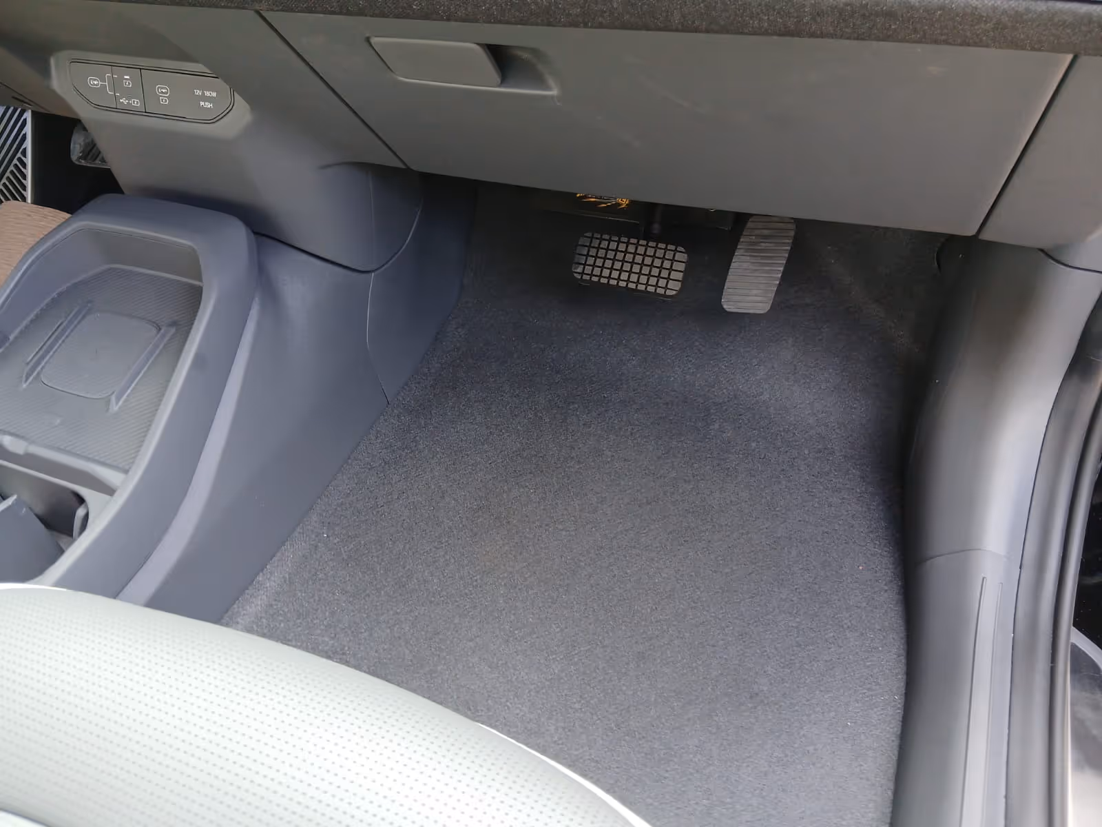 image of air conditioning repair (for an automotive service)