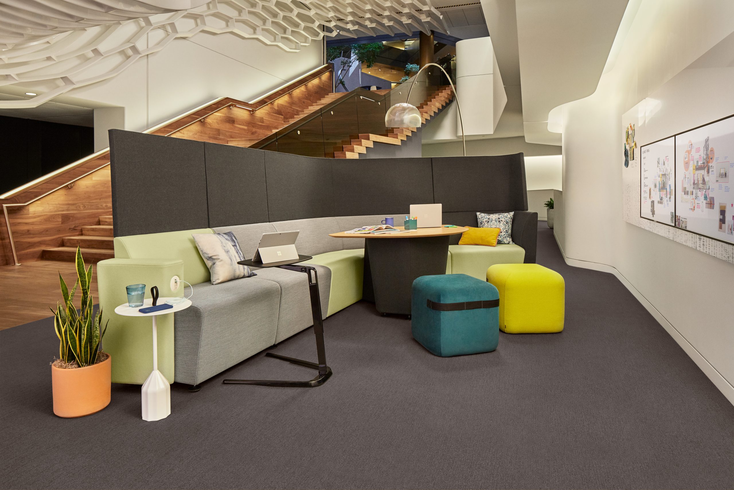 Season modular lounge system for flexible banking environments