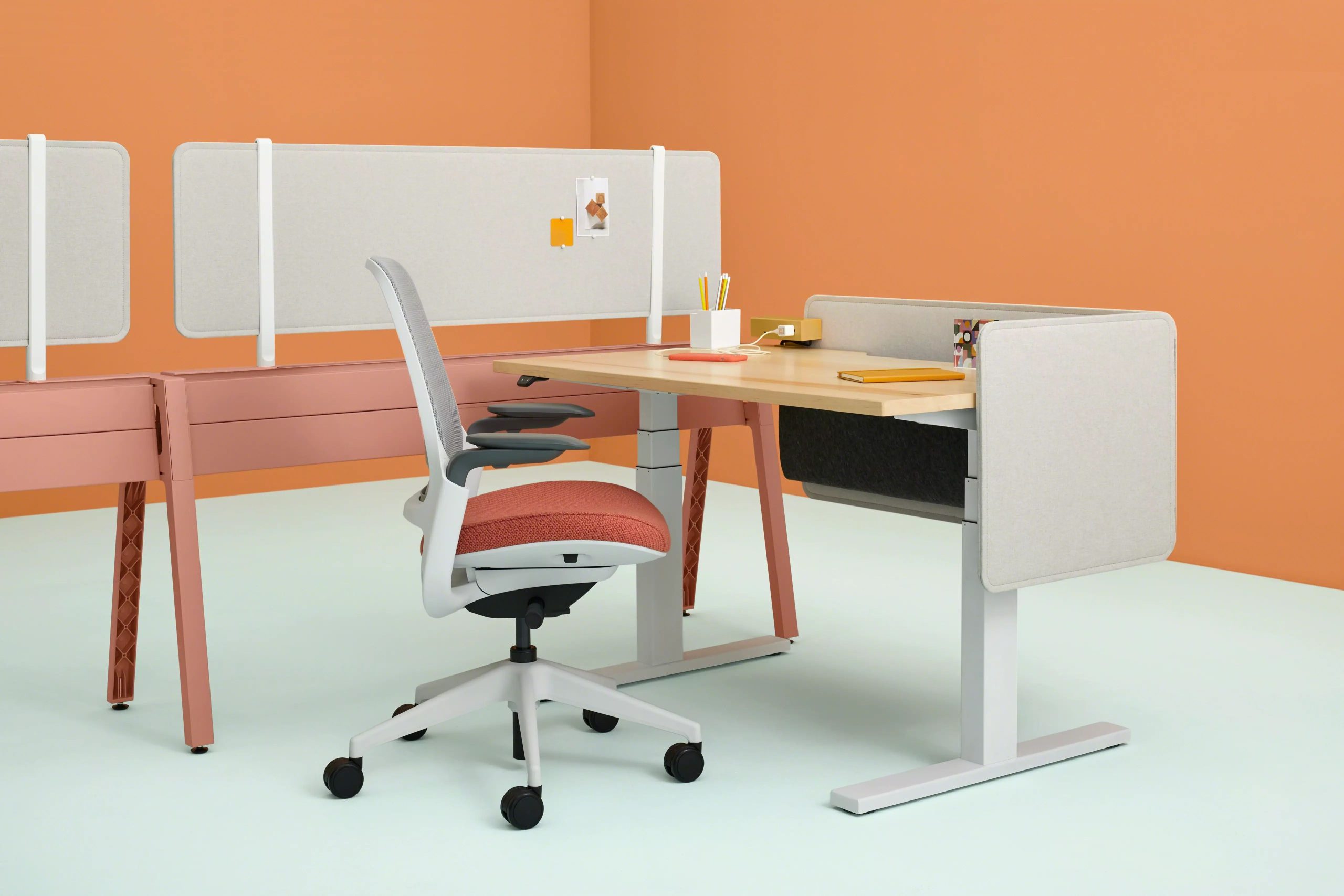 Steelcase Bivi tackable screen for desk privacy and collaboration