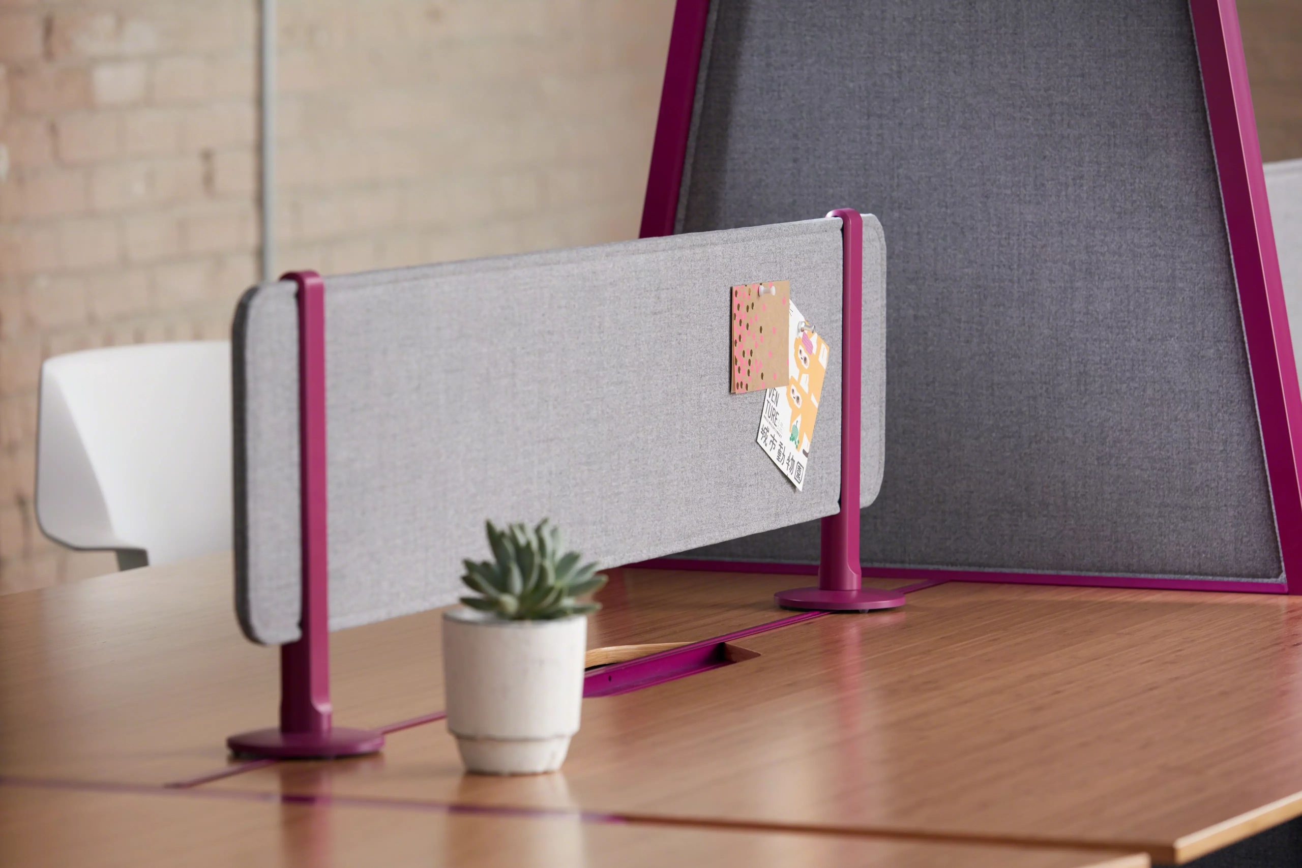 Steelcase Bivi tackable screen for desk privacy and collaboration