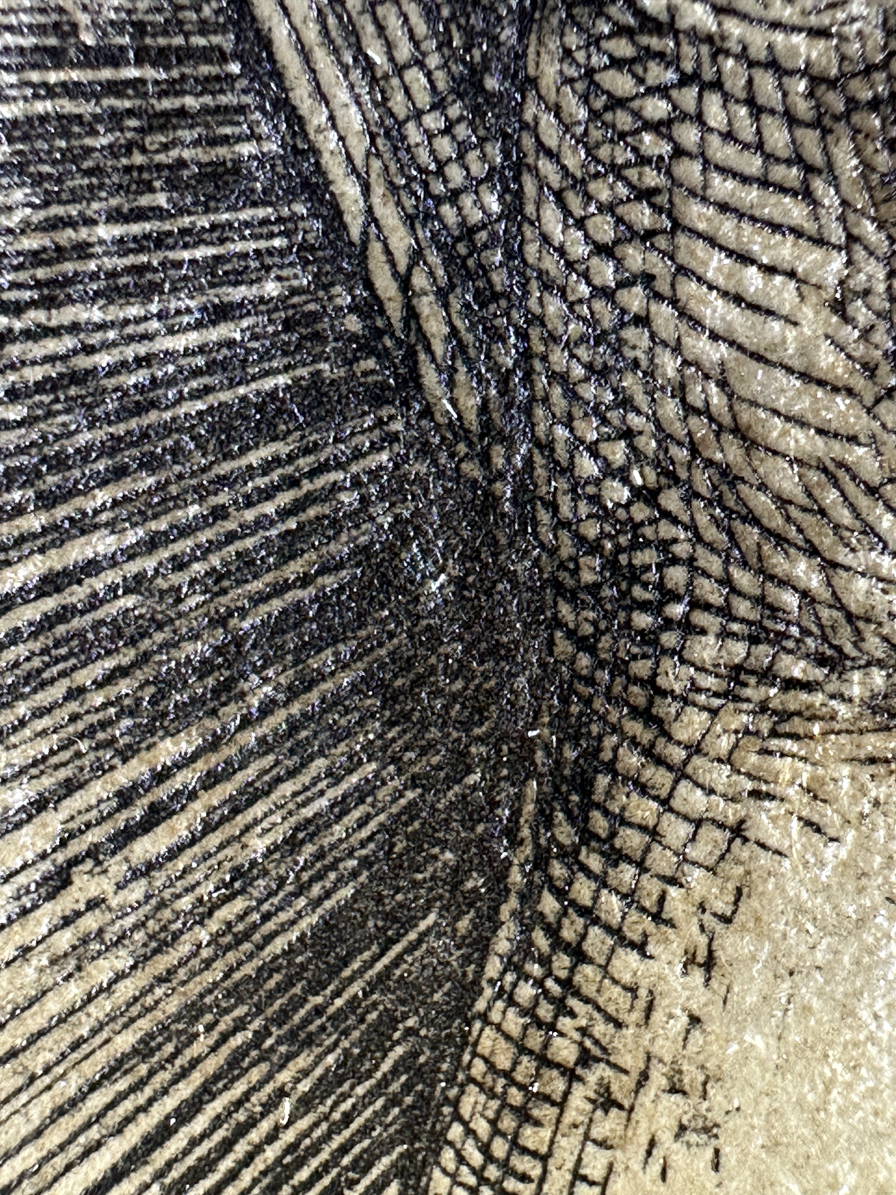 Fig.4 — Darkening through line compression: tonal modulation without masses