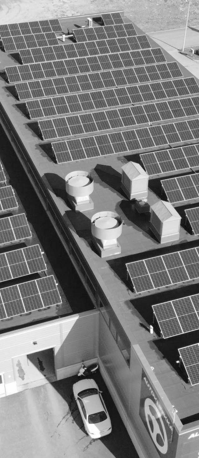 Ilmakuva katosta, joka on peitetty Ralos-aurinkopaneeleilla ja ilmanvaihtoyksiköillä.