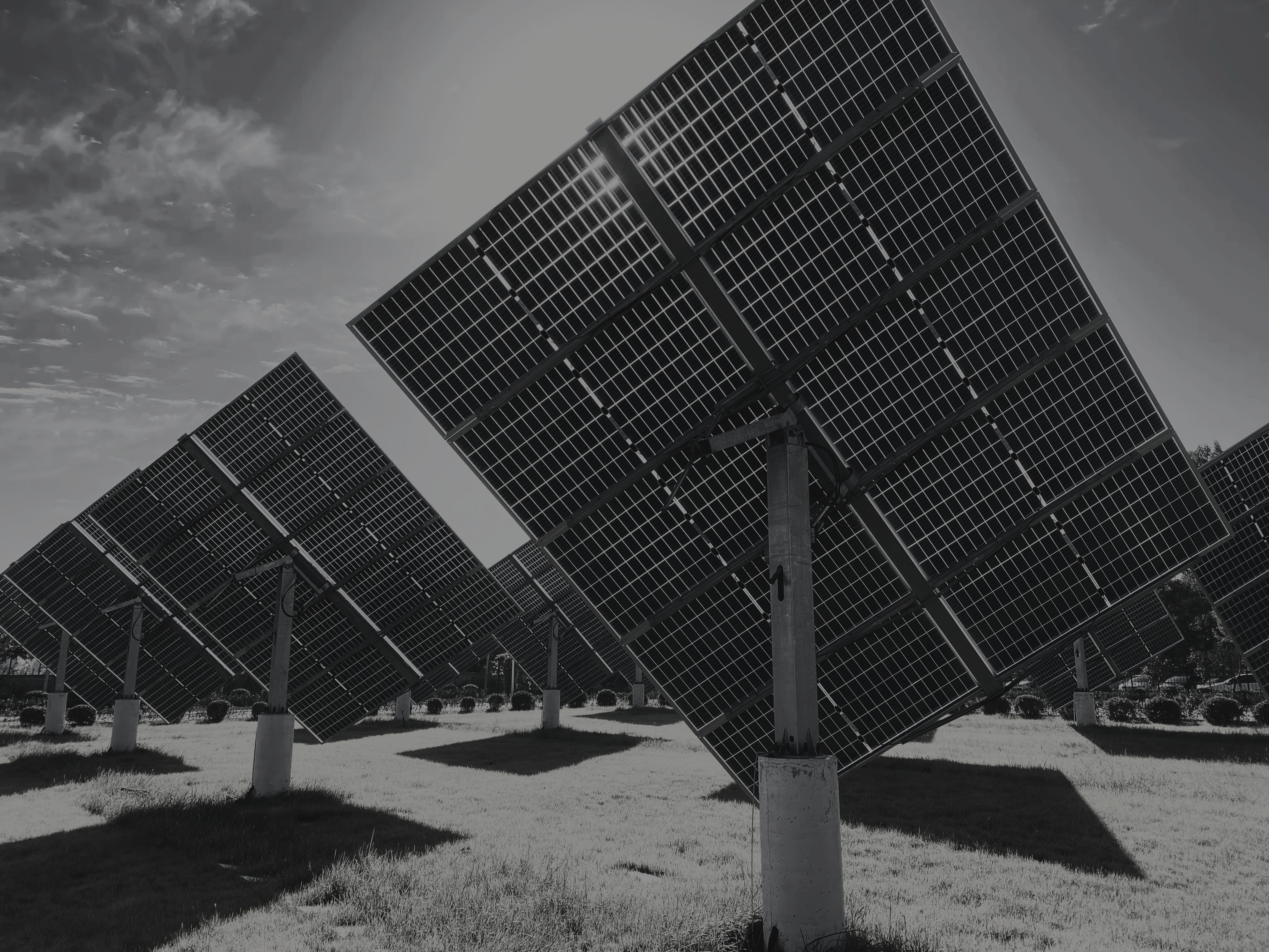 Aurinkopaneelirivejä metallisilla telineillä.