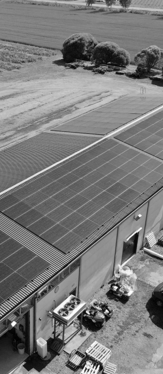 Ilmakuva rakennuksesta, jonka katolla on Ralos-aurinkopaneelit.