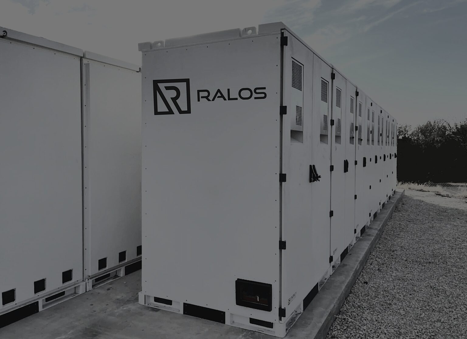 Rivi suuria valkoisia sähkölaitteistoyksiköitä RALOS-logolla.