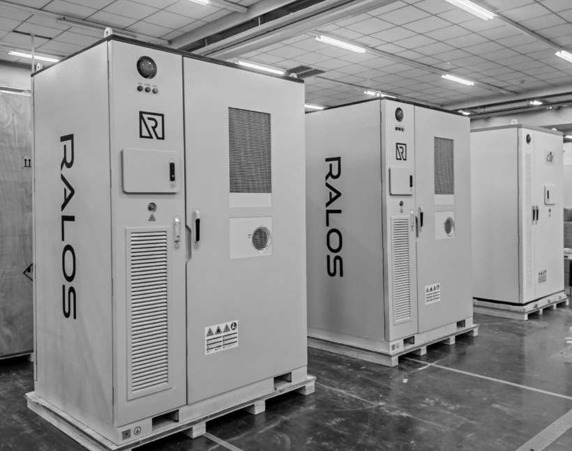 Kaksi Ralos-energiavarastoyksikköä asennettuna vierekkäin valkoiselle seinälle valoisassa huoneessa.