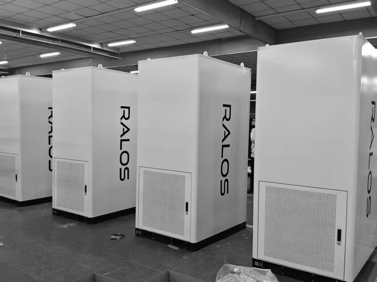 Ralos-aurinkopaneelit asennettuna kaltevalle katolle, taustalla ympäröiviä rakennuksia.