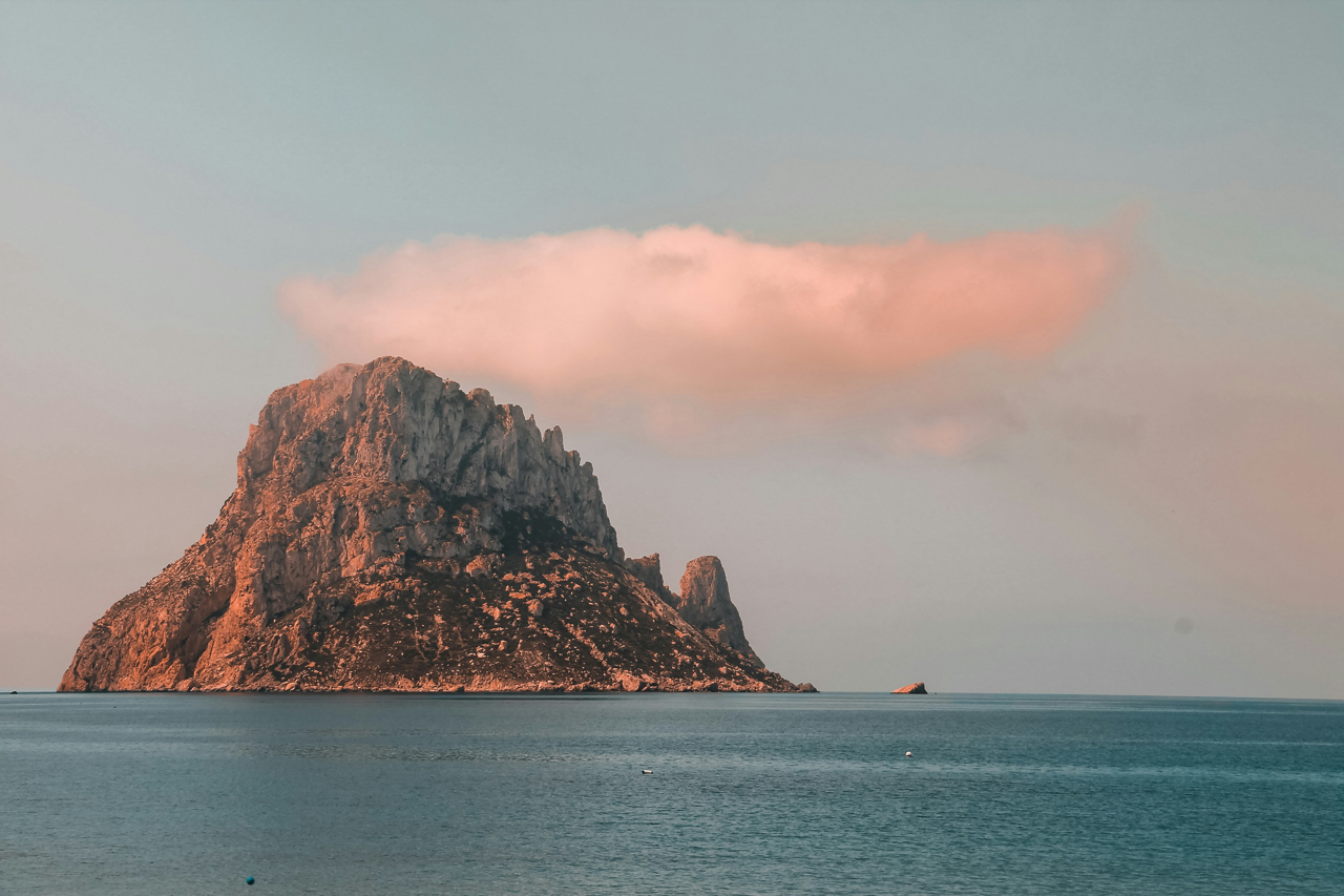 Bootstour Ibiza Westküste – Blick vom Boot auf Es Vedrà