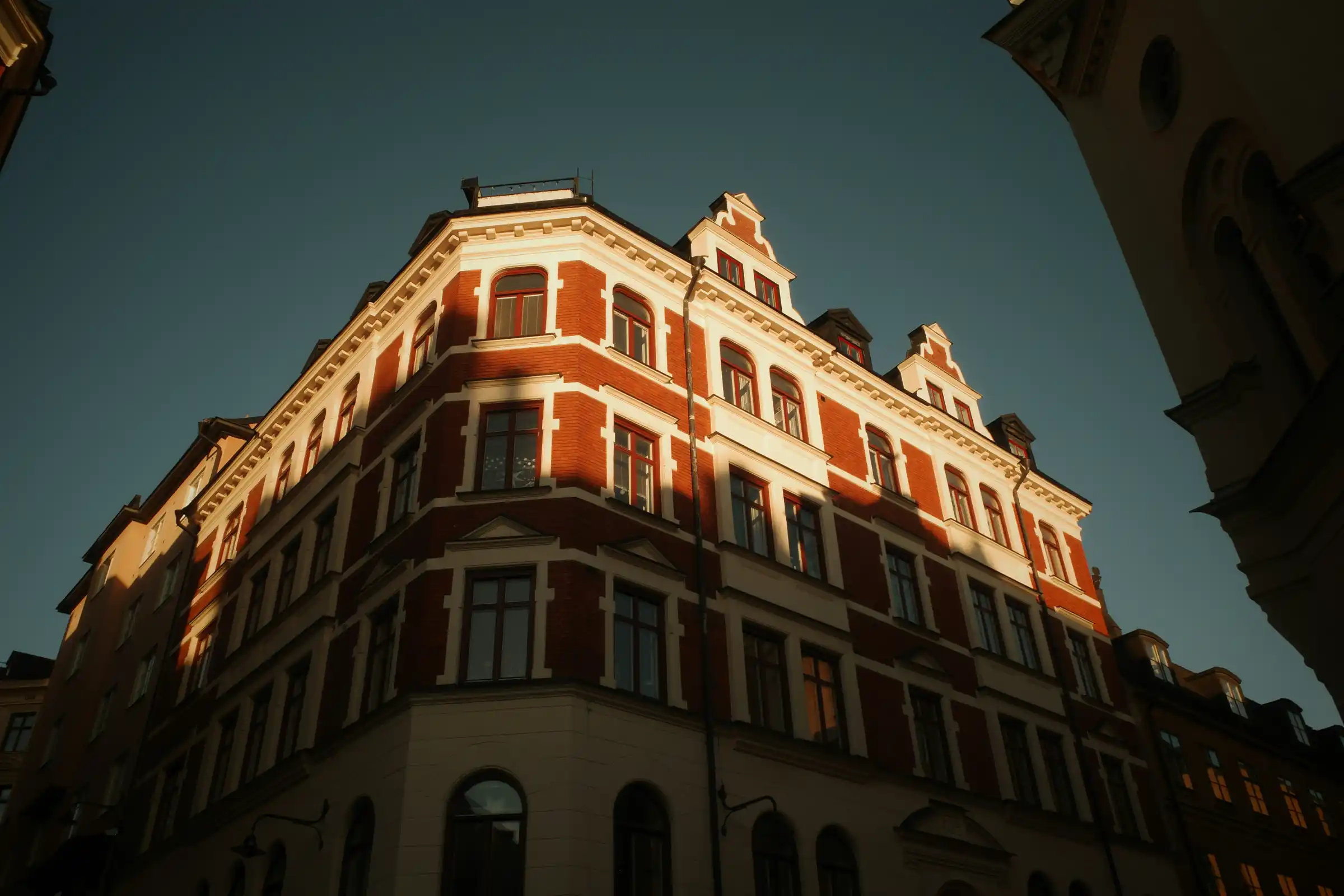 Co-Host vs. Property Manager: Best for Your Rental