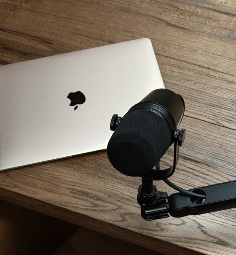 Shure MV7X mikrofons RigaPodcast studijā