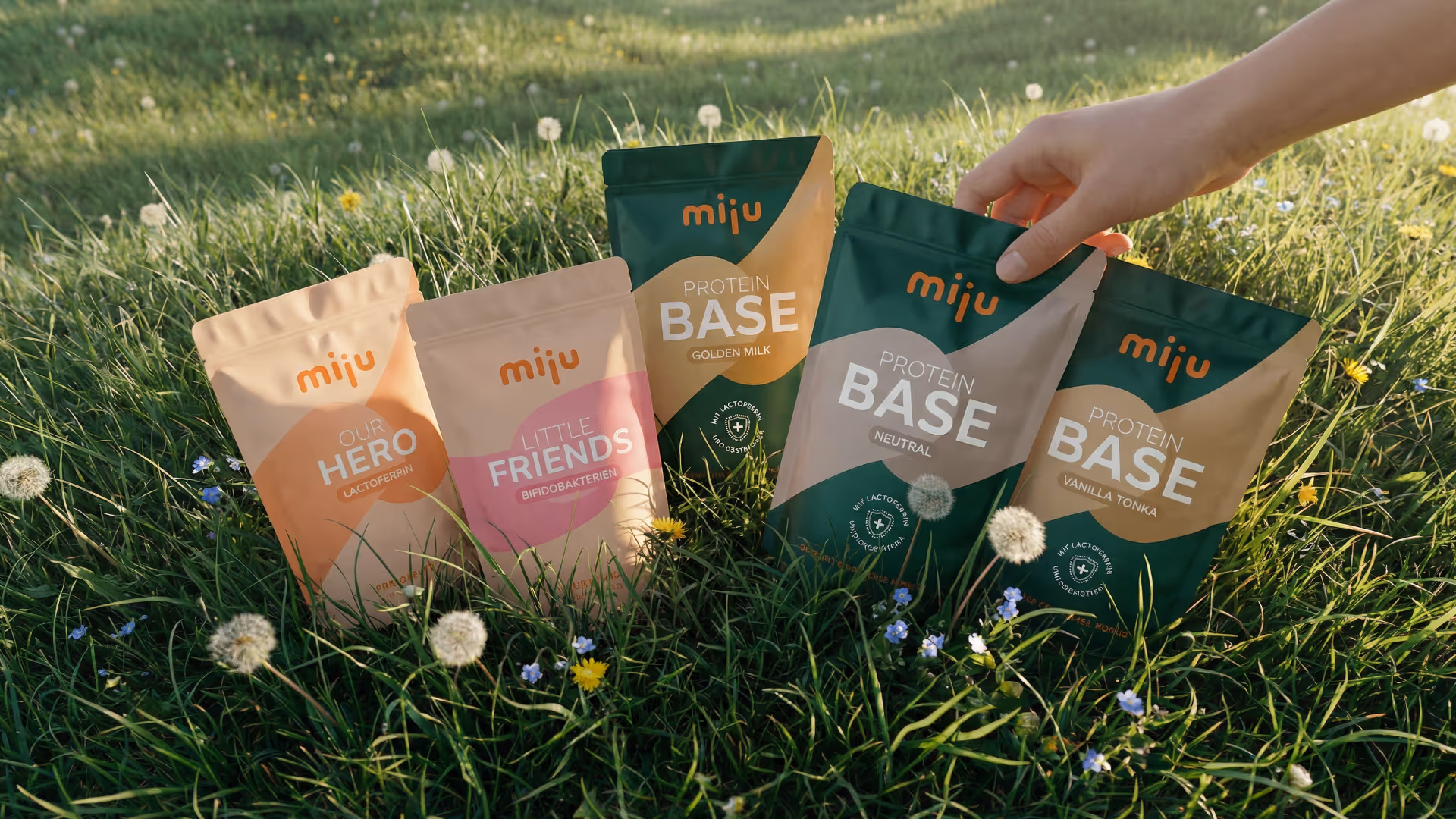 miju Lactoferrin, Bifidobakterien und Proteinpulver vor einer Familie im Alltag. Im Hintergrund trinkt ein Vater einen Proteinshake, während eine Großmutter gemeinsam mit ihrem Enkel lacht.