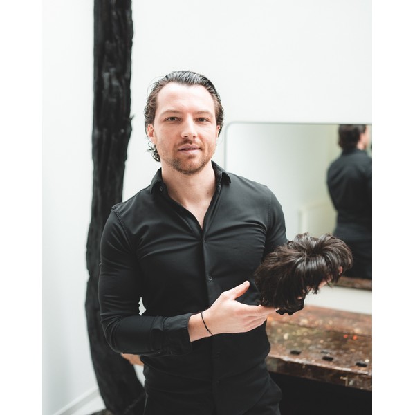 Kaufmann Thomas von Hairworld Salzburg zeigt sein natürliches Haarsystem für Herren – unsichtbarer Haaransatz und volles Volumen