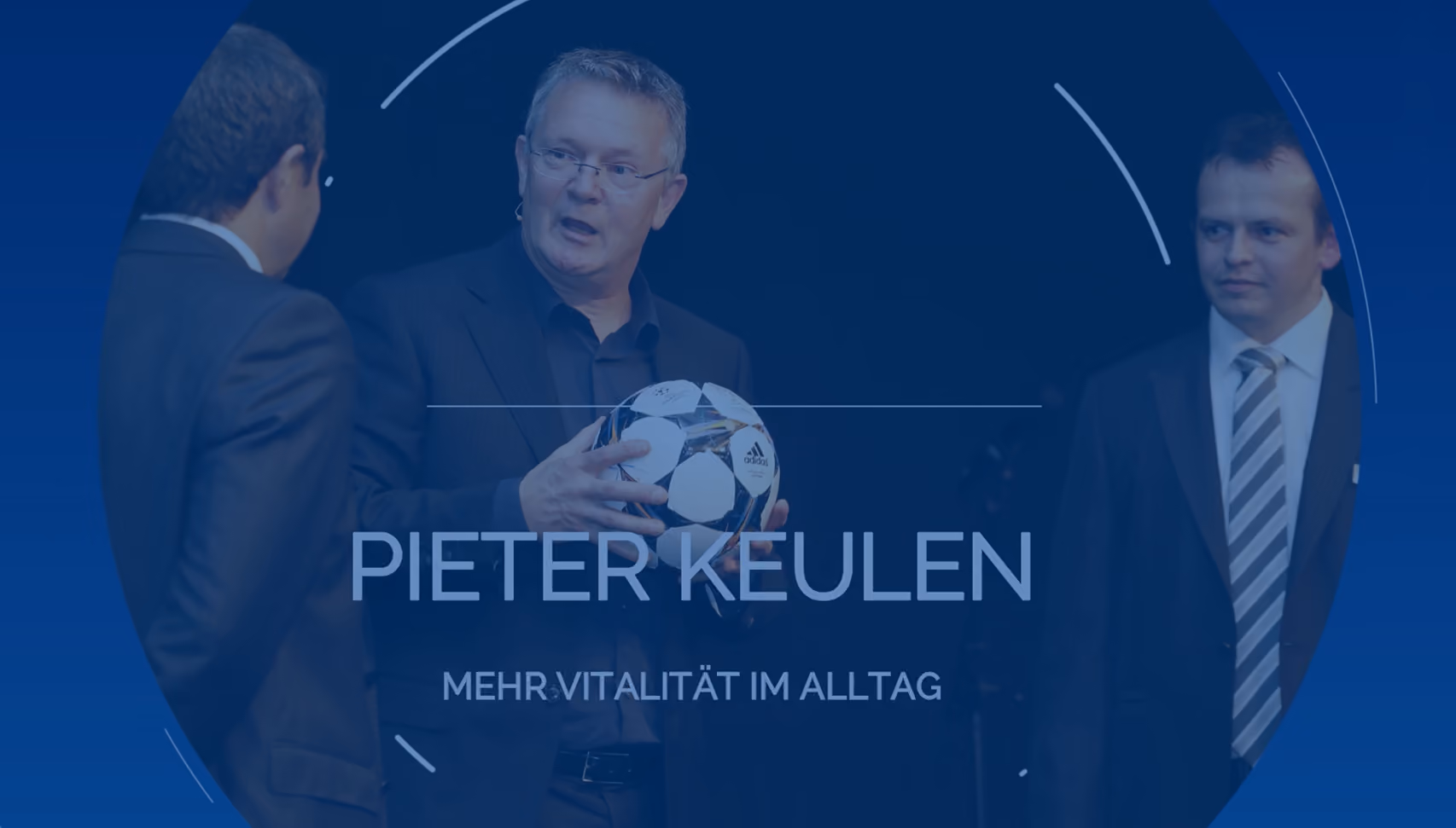 Drei Männer in Anzügen, einer hält einen Fussball, Text: Pieter Keulen, mehr Vitalität im Alltag.