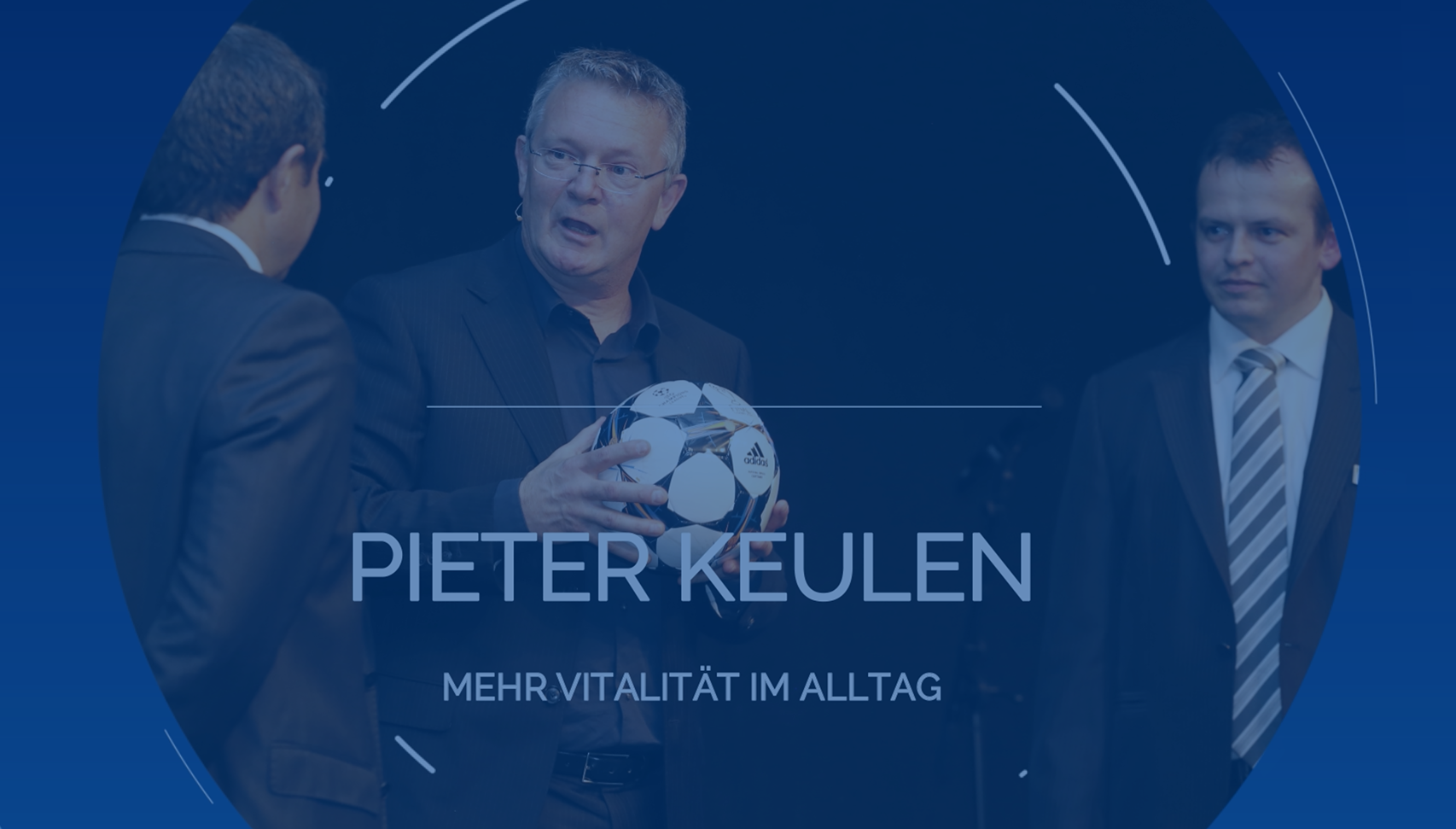 Drei Männer in Anzügen, einer hält einen Fussball, Text: Pieter Keulen, mehr Vitalität im Alltag.