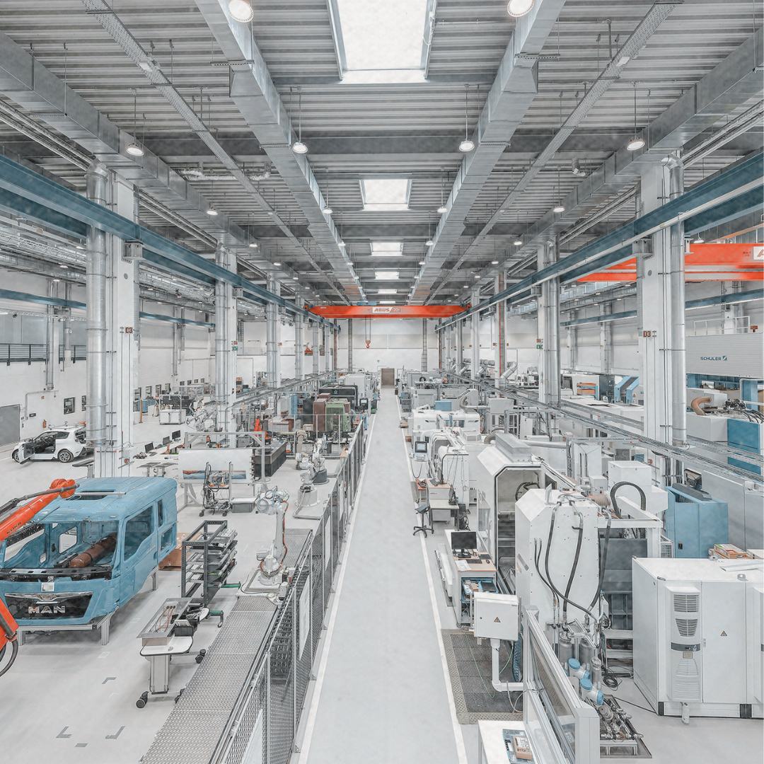 Eine totale Ansicht des Werkzeugmaschinenlabors in Aachen. Viele Maschinen und Geräte in einer großen Lagerhalle. 