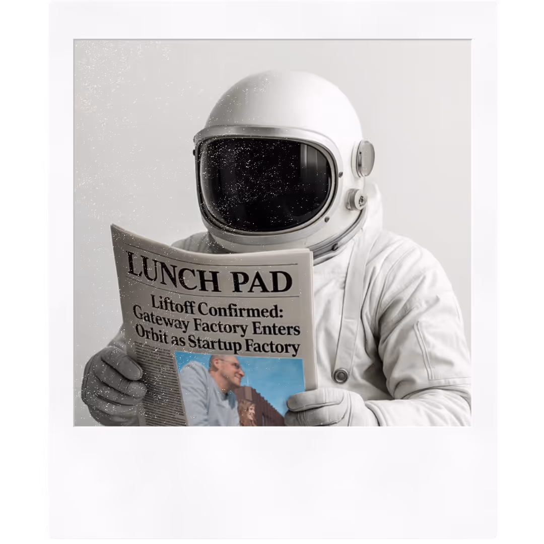 Ein Astronaut sitz auf einem Stuhl und liest die Zeitung "Launch Pad" mit der erfolgreichen Titelschlagzeile, dass die Gateway Factory als offizielle Startup Factory gefördert wird.