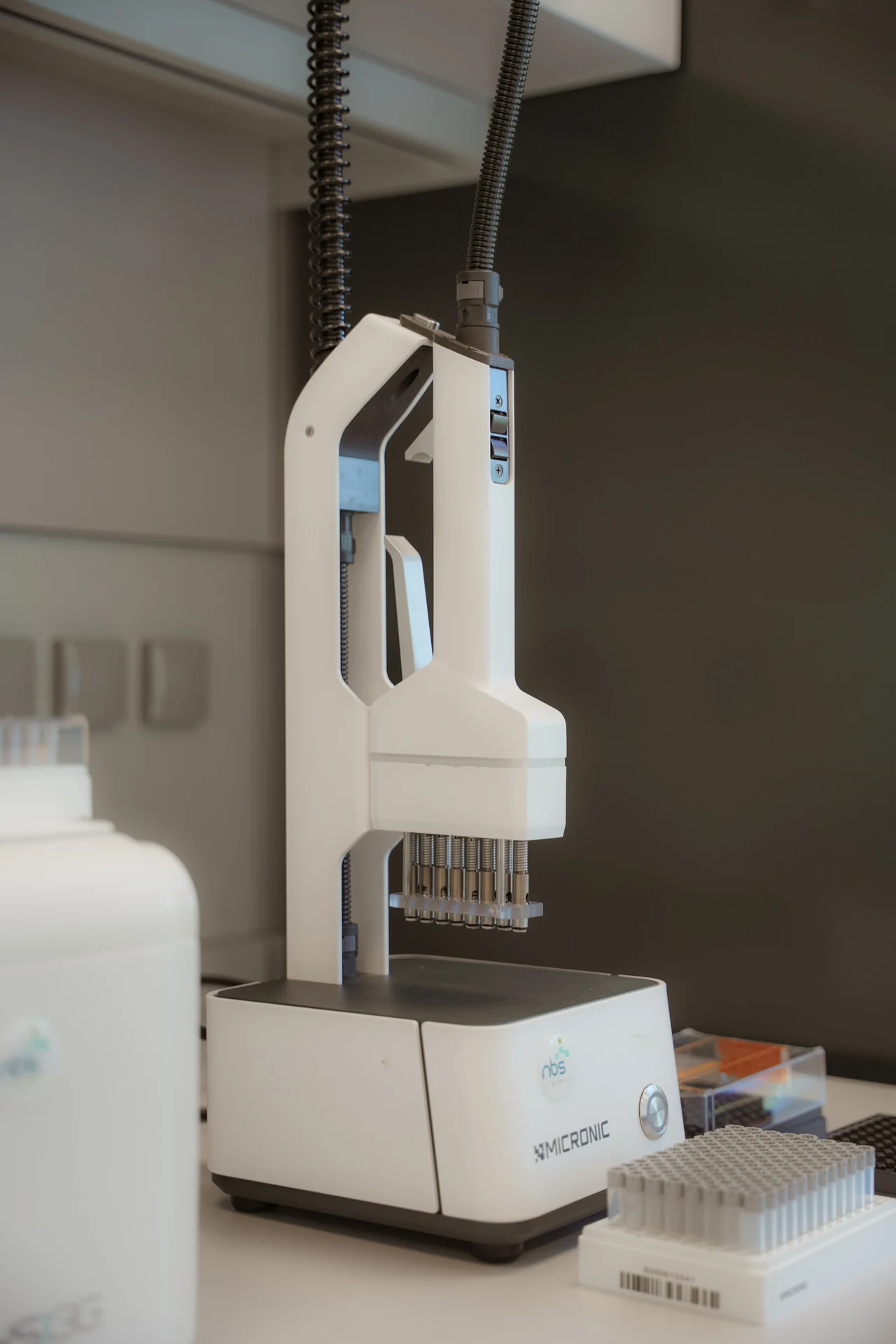 Laboratory pipetting equipment