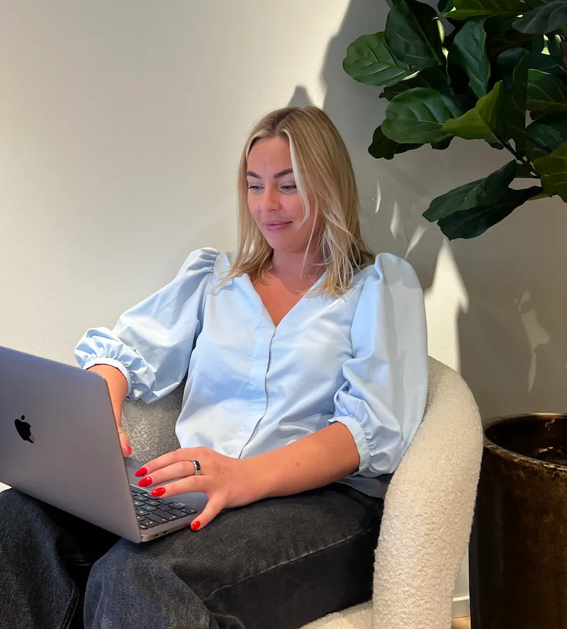 Woman using LegalBuddy – LegalWorks online legal platform
