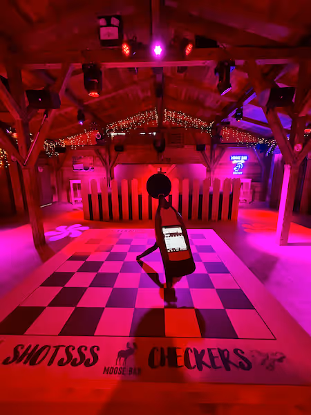 sonometre posé sur une table dans une boite de nuit équipé de lumières de couleur rose
