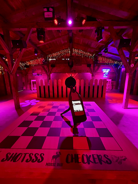 sonometre posé sur une table dans une boite de nuit équipé de lumières de couleur rose