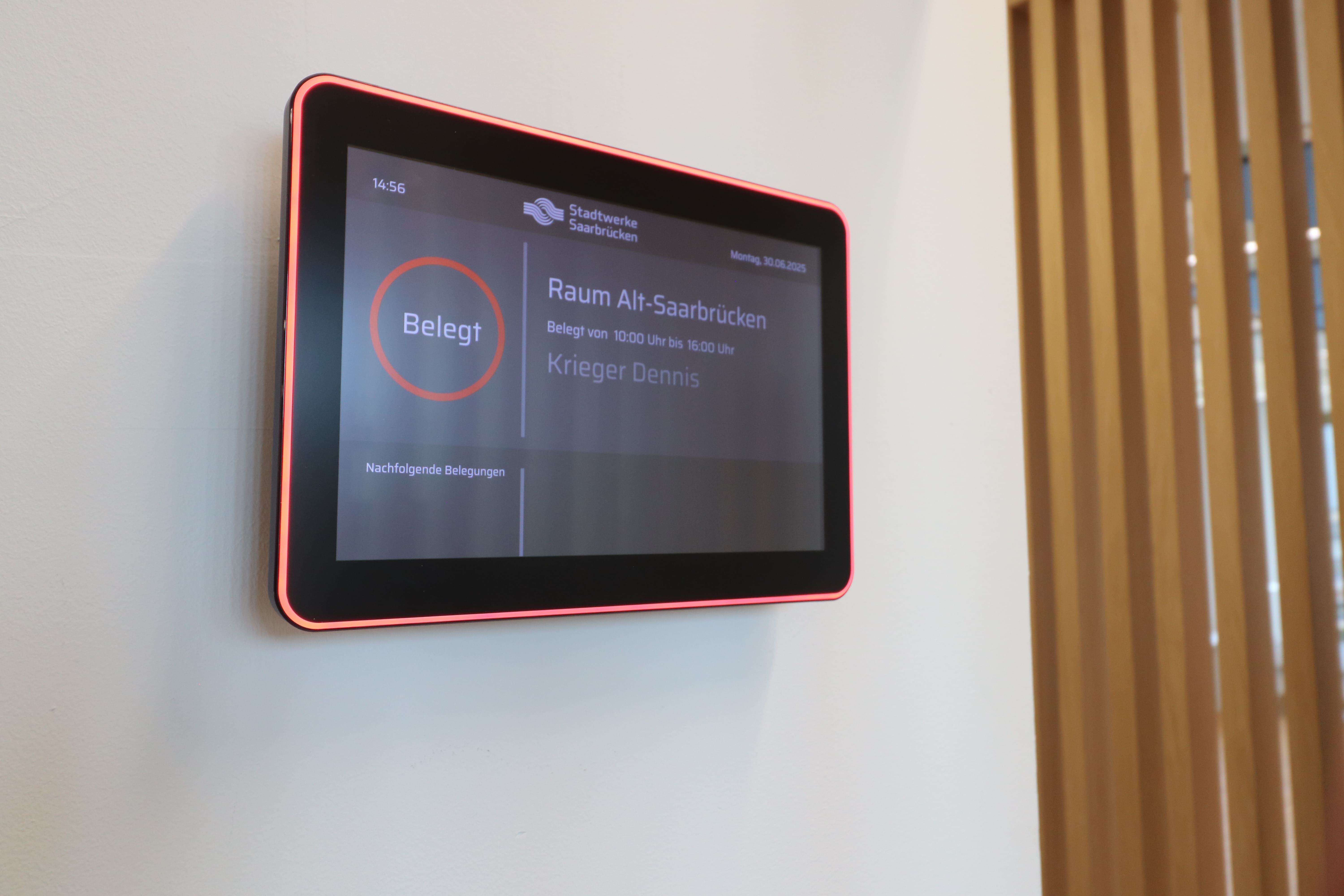 With connectSignage, a centralized digital signage solution was implemented that supports both digital room booking and visitor communication in the reception area. Room booking displays were installed in the meeting rooms, which are directly connected to Microsoft Outlook. They show the current occupancy status in real time and immediately indicate whether a room is available or reserved. Bookings continue to be made conveniently via Outlook. As a result, the solution integrates seamlessly into existing workflows and requires no additional adjustment on the part of employees. In the reception area, a large-format display ensures a professional first impression. Through connectSignage, current information, events, company news, or visitor notices can be centrally managed and displayed on a daily basis. Translated with DeepL.com (free version)