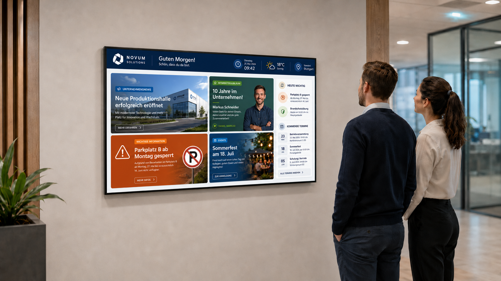 Digital-Signage-Display in einem Unternehmen zeigt zentral gesteuerte Inhalte auf einem Bildschirm