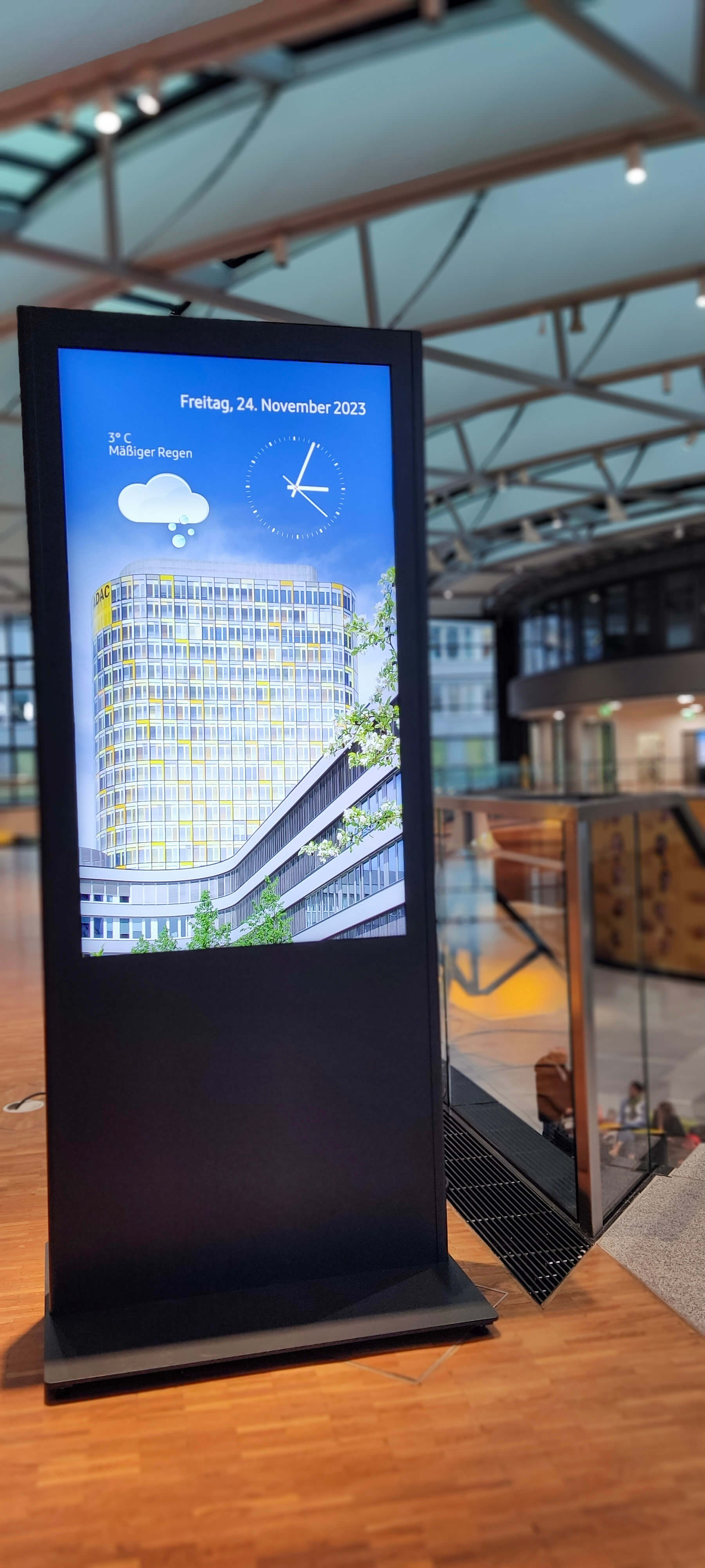 Digitale Informationsstelen beim ADAC unterstützen Orientierung, aktuelle Ankündigungen und zentrale Kommunikation im Gebäude.