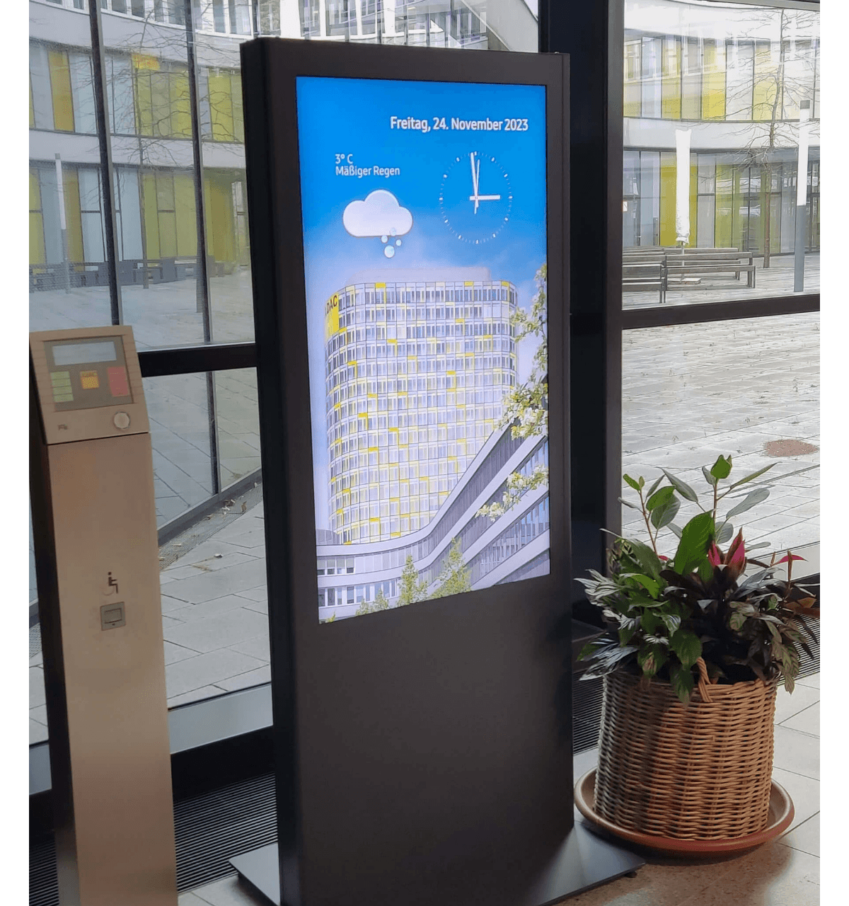 Digital-Signage-Display im ADAC Headquarter zeigt aktuelle Besucherinformationen, Gebäudeansichten und digitale Wegweisung.