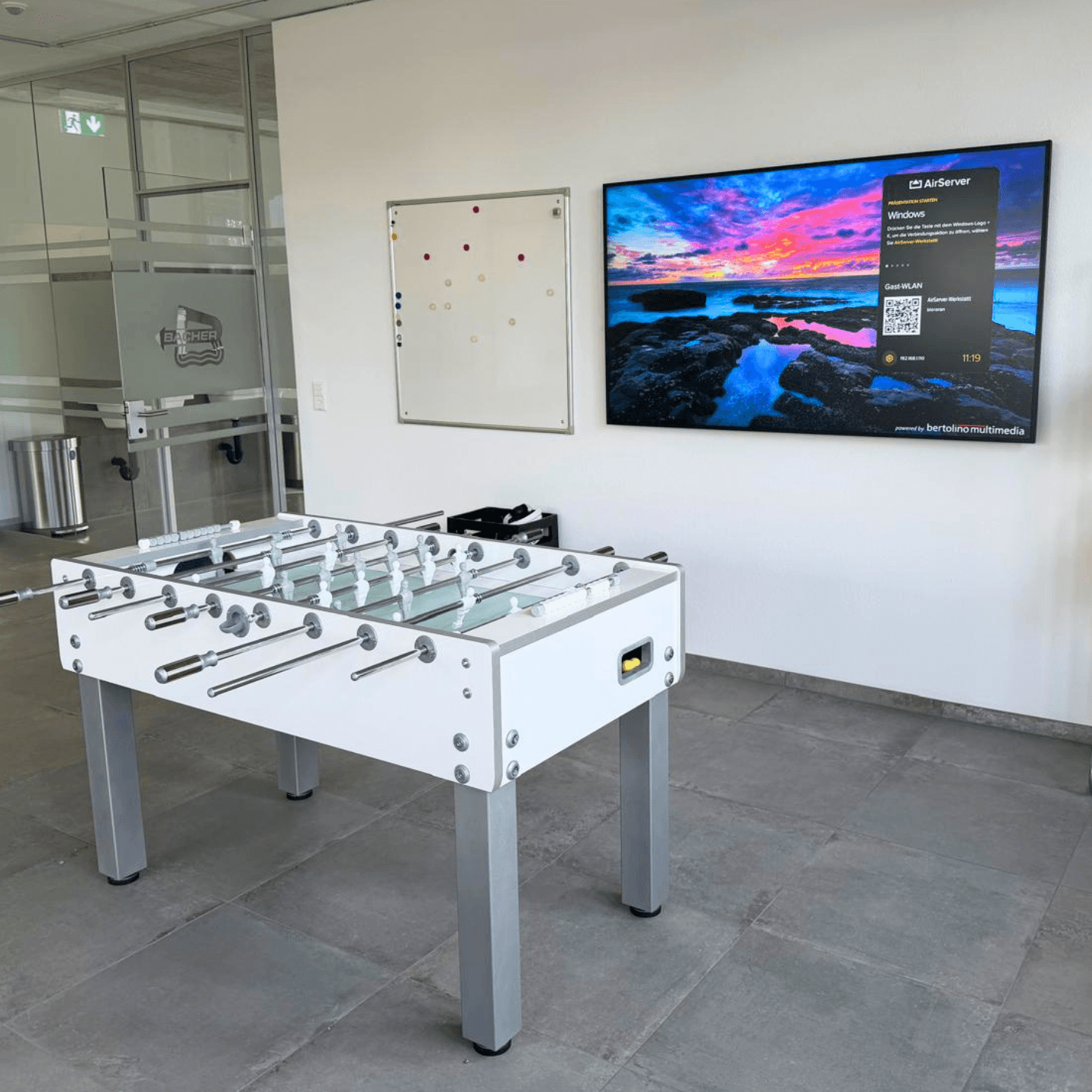 Digital Signage bei der Bacher AG Thun sorgt für schnellere Mitarbeiterinformation, weniger Papieraufwand und moderne interne Kommunikation