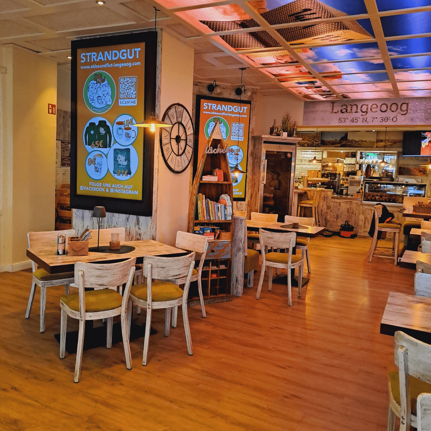 Digital signage at the EBBE & FLUT restaurant on Langeoog replaces chalkboards, displays current menus, and enhances the North Sea ambiance.