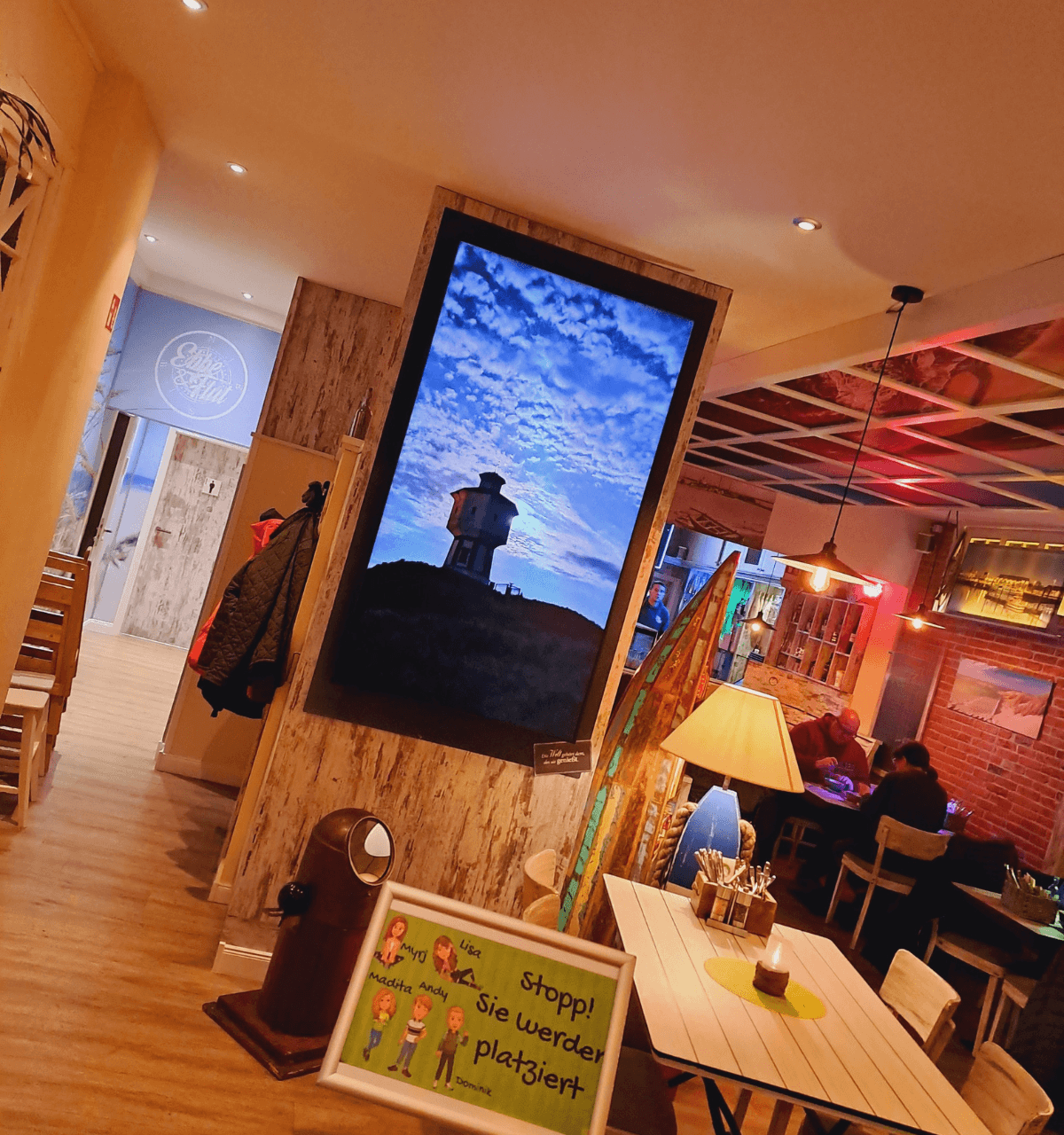 Digital menu board at the EBBE & FLUT restaurant on Langeoog showing the daily changing lunch menu and current offers via connectSignage.