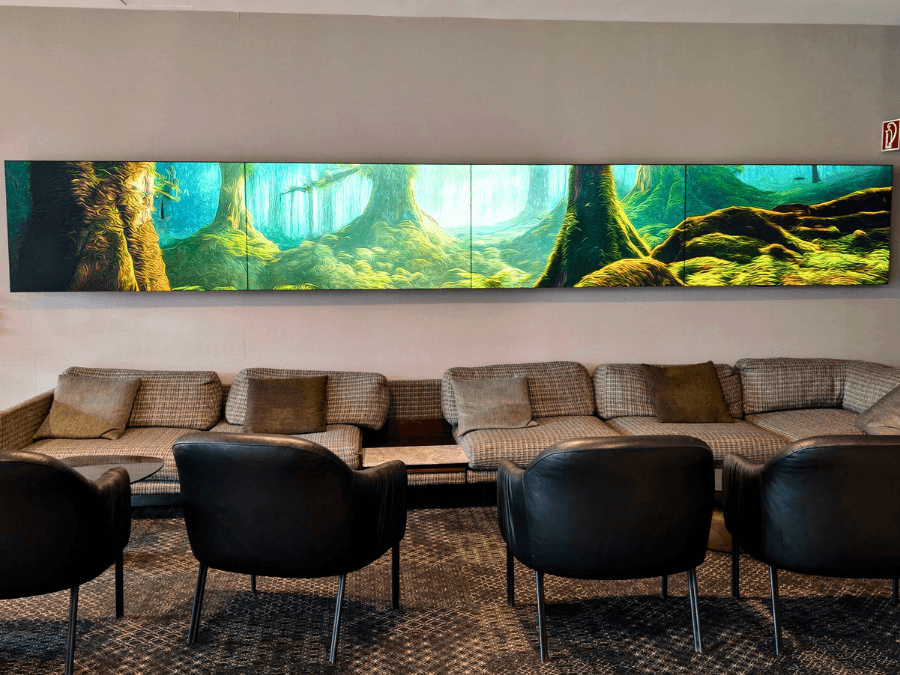 Großformatige Digital Signage Videowall in der Lobby des Hotel Berlin, Berlin für modernes Gästeerlebnis
