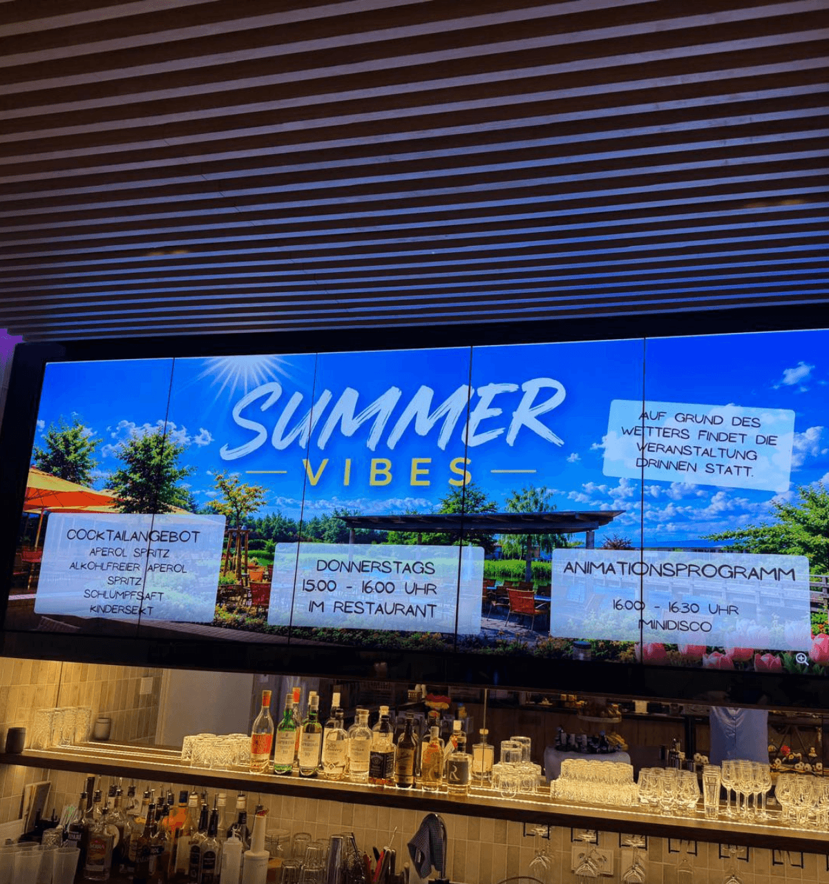 Digital Signage Videoinstallation im Hotelbuffet zeigt Menüangebote, Werbefilme und Videoinhalte über connectSignage an.